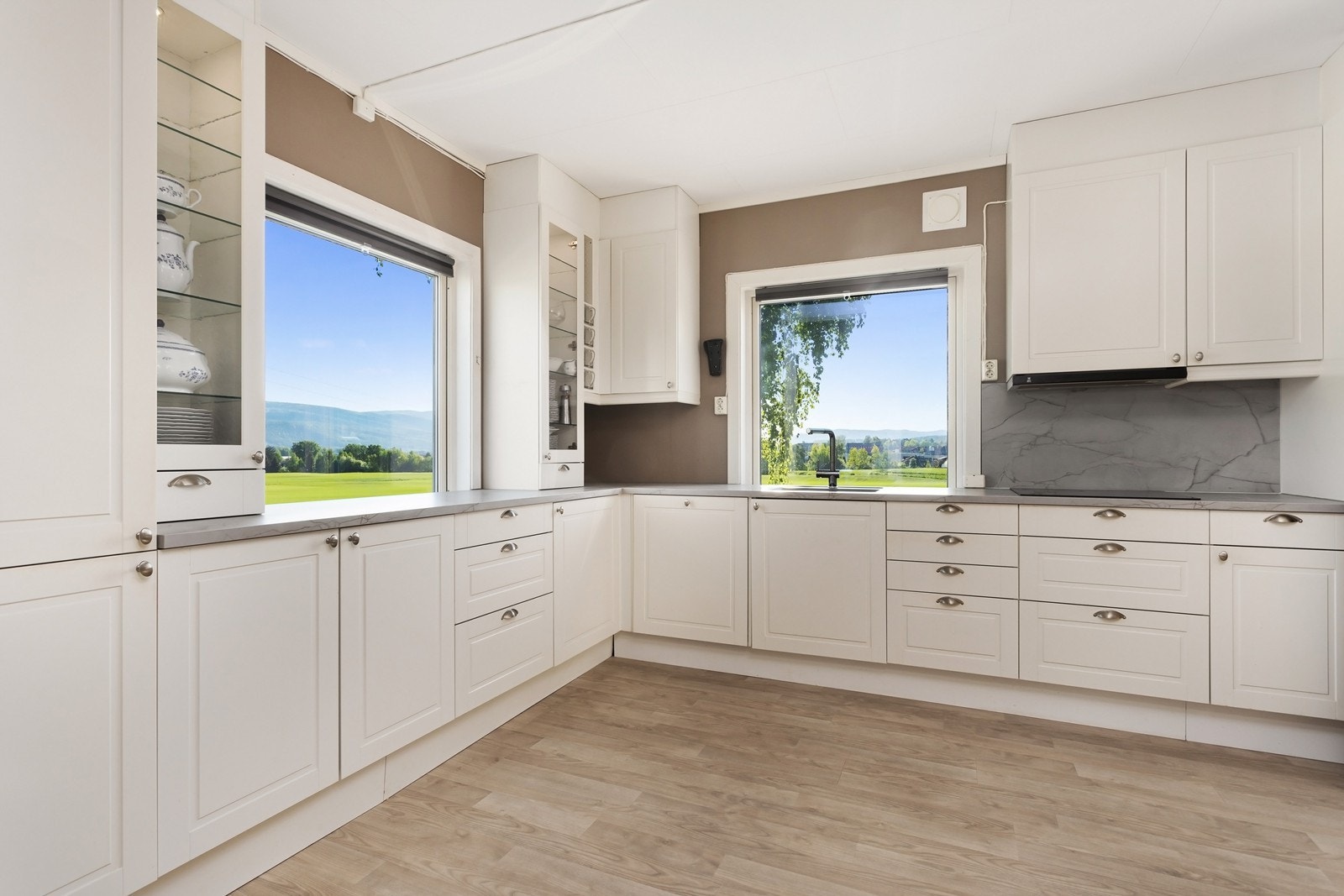 Klassisk kjøkken med profilerte fronter og benkeplate i laminat. Galleribilde