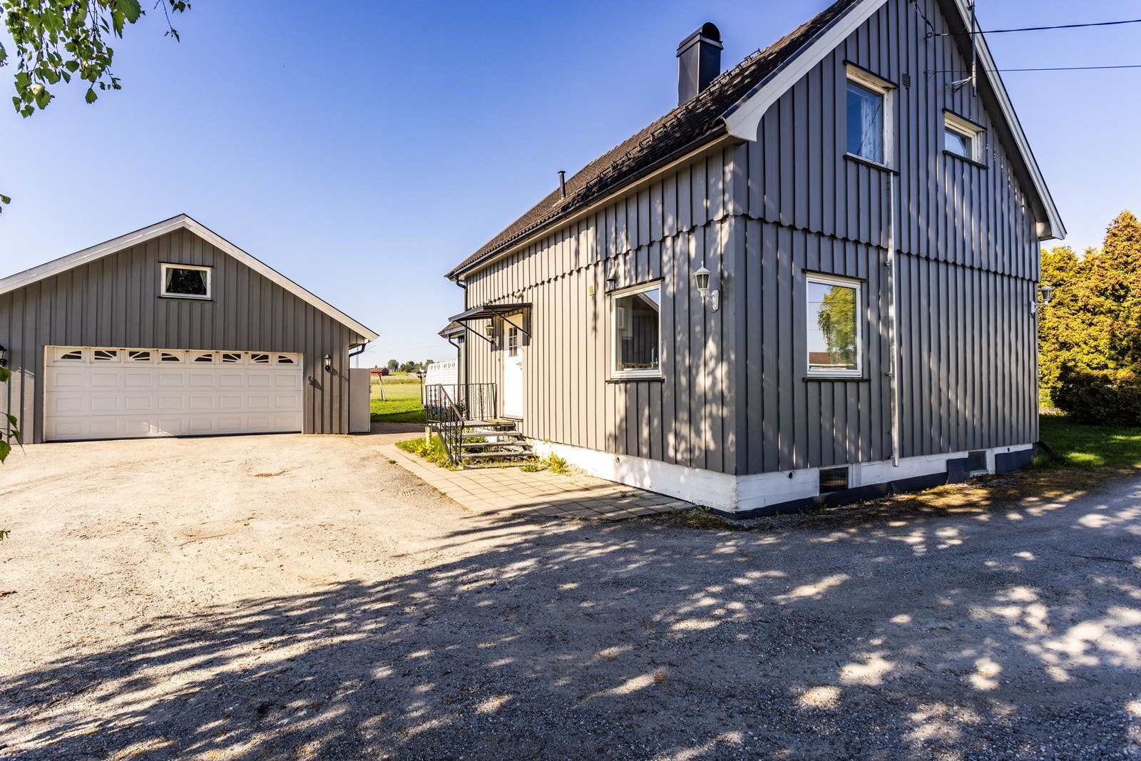 I tillegg har boligen er stor dobbelgarasje med lagring på loft. Galleribilde