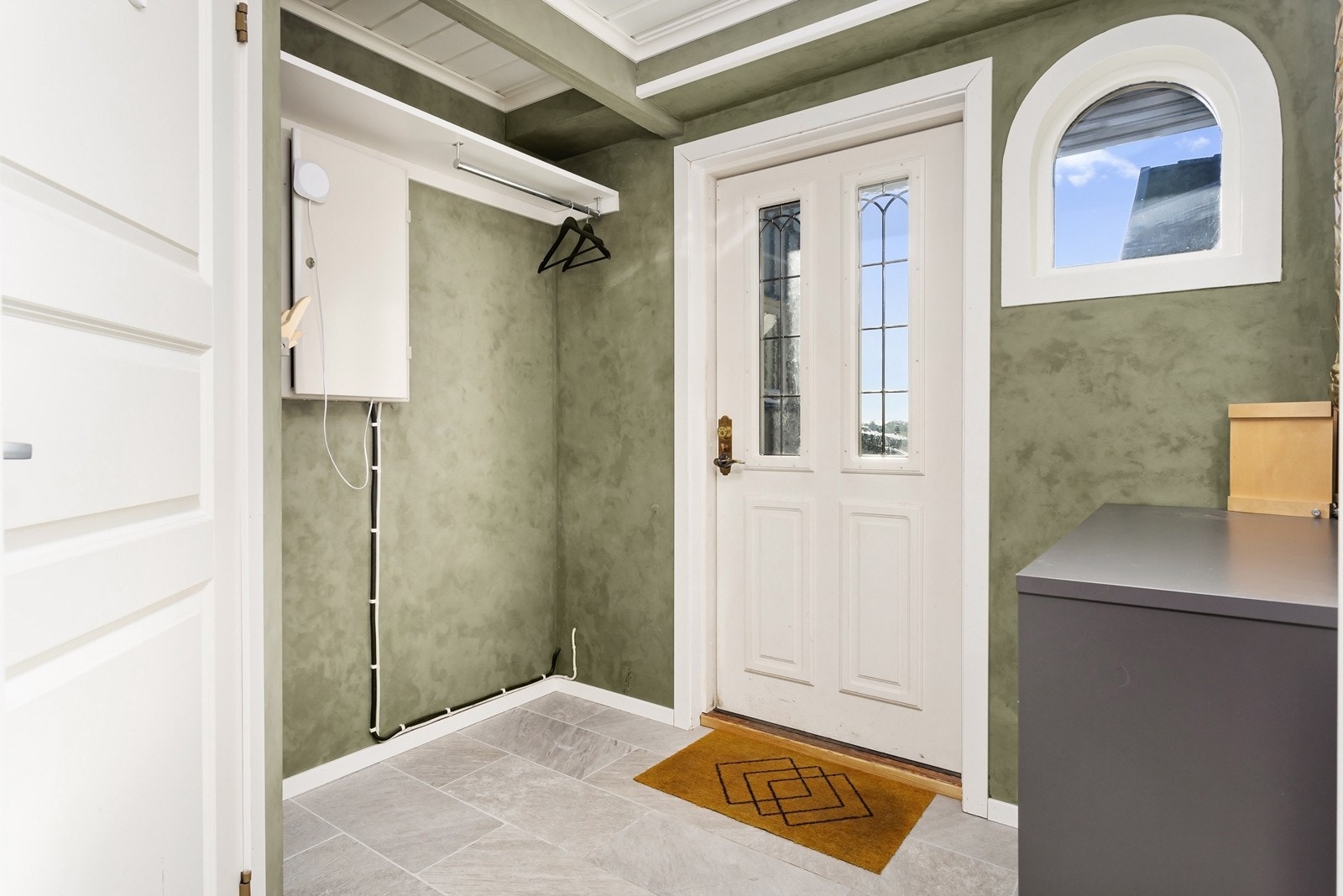 Det er god plass til å henge fra seg yttertøy. Velkommen inn! Galleribilde