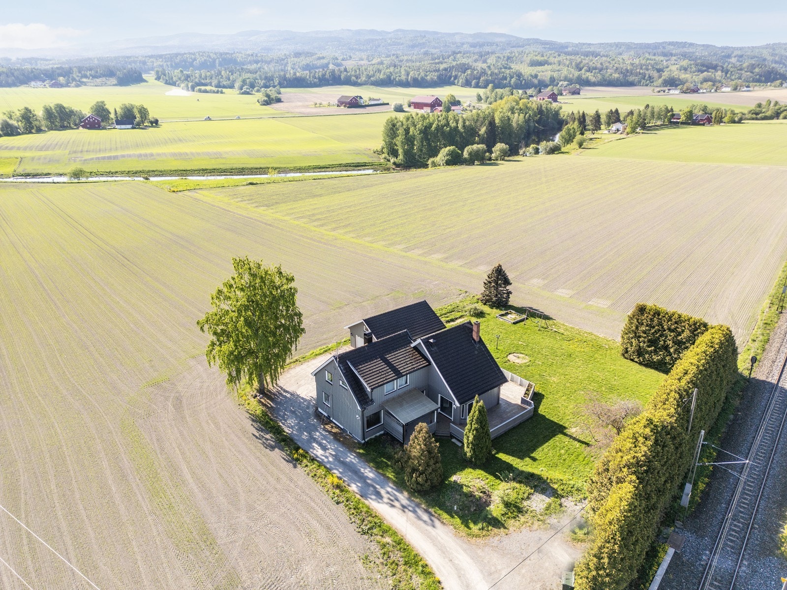 Eiendommen ligger landlig, men samtidig sentralt Galleribilde