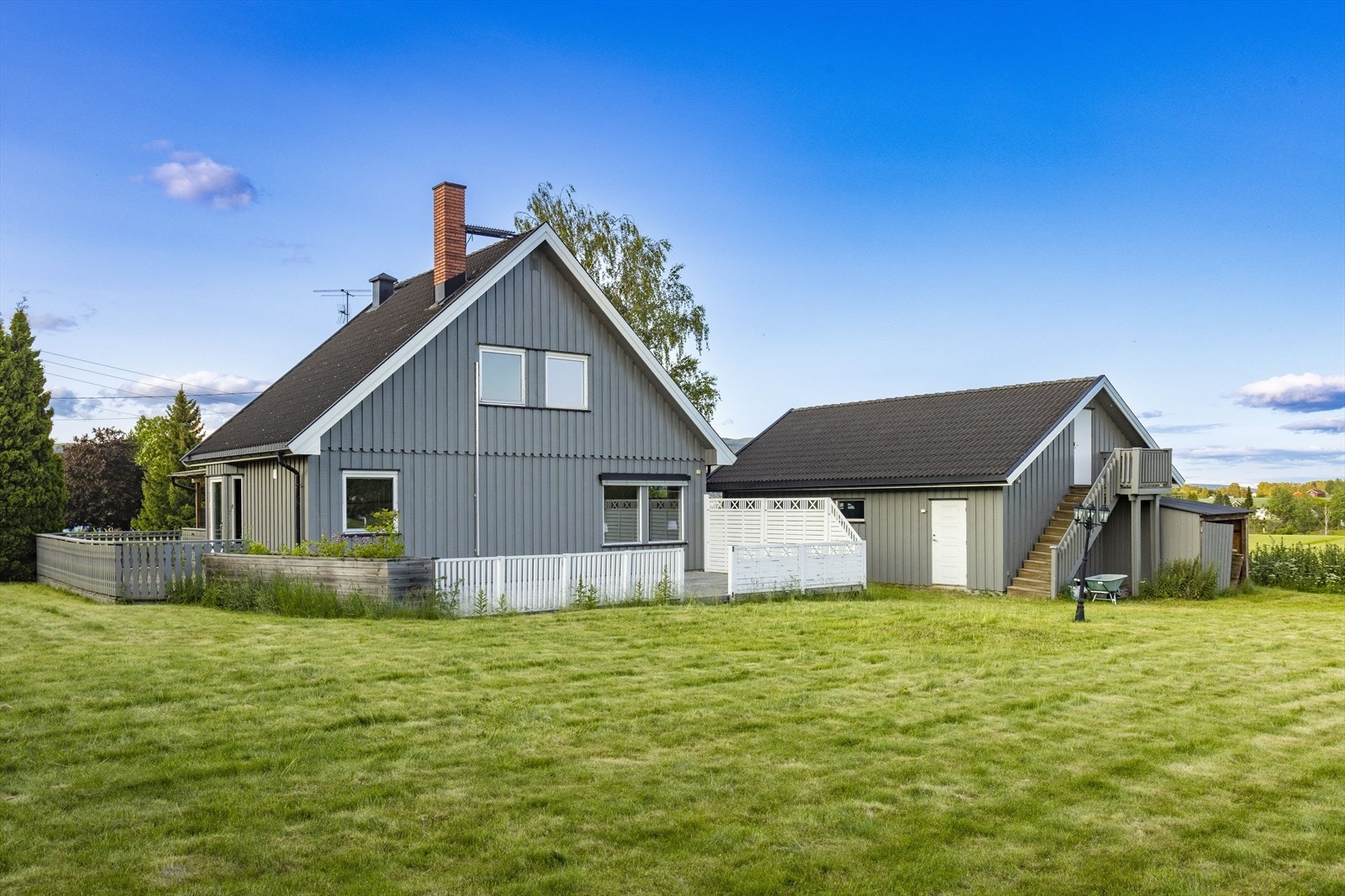 Luftig hage med god avstand til annen bebyggelse Galleribilde