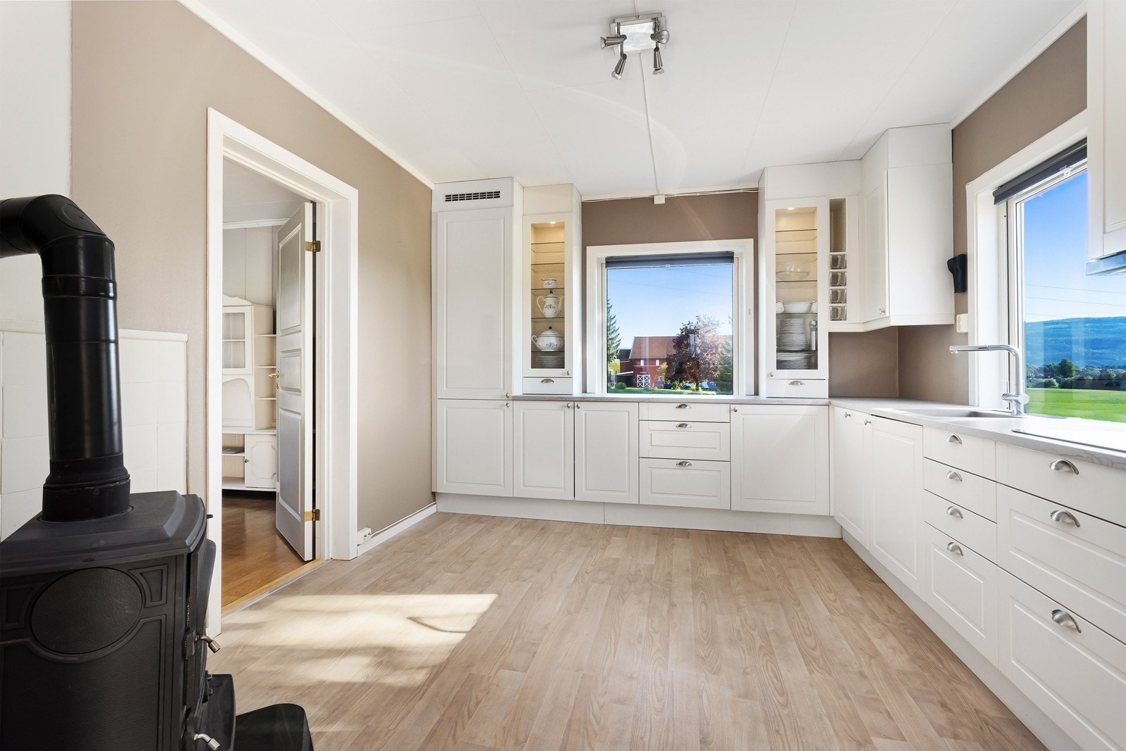 I følge selger er kjøkkenet fra Sigdal og montert i 2012. Galleribilde