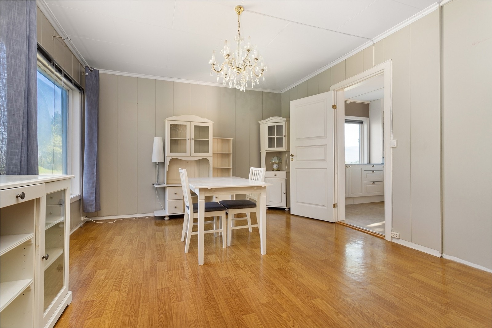 Det er plass til et sort spisebord med plass til både venner og familie. Galleribilde