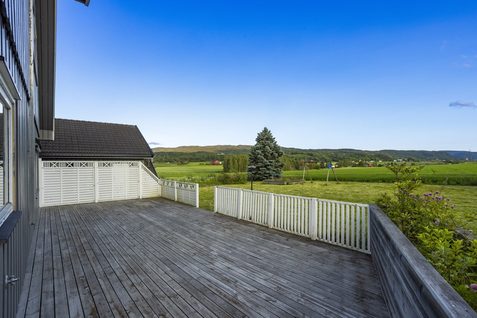 Solrik terrasse med fin utsikt Galleribilde