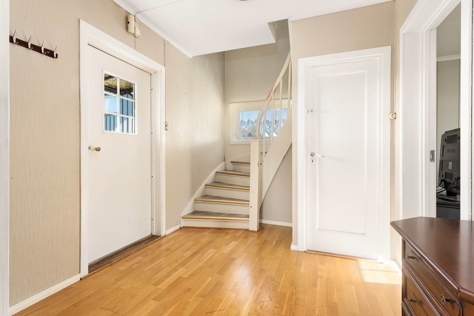 Entréen er romslig med plass til oppbevaring av sko og plass til å henge fra seg yttertøy. Galleribilde