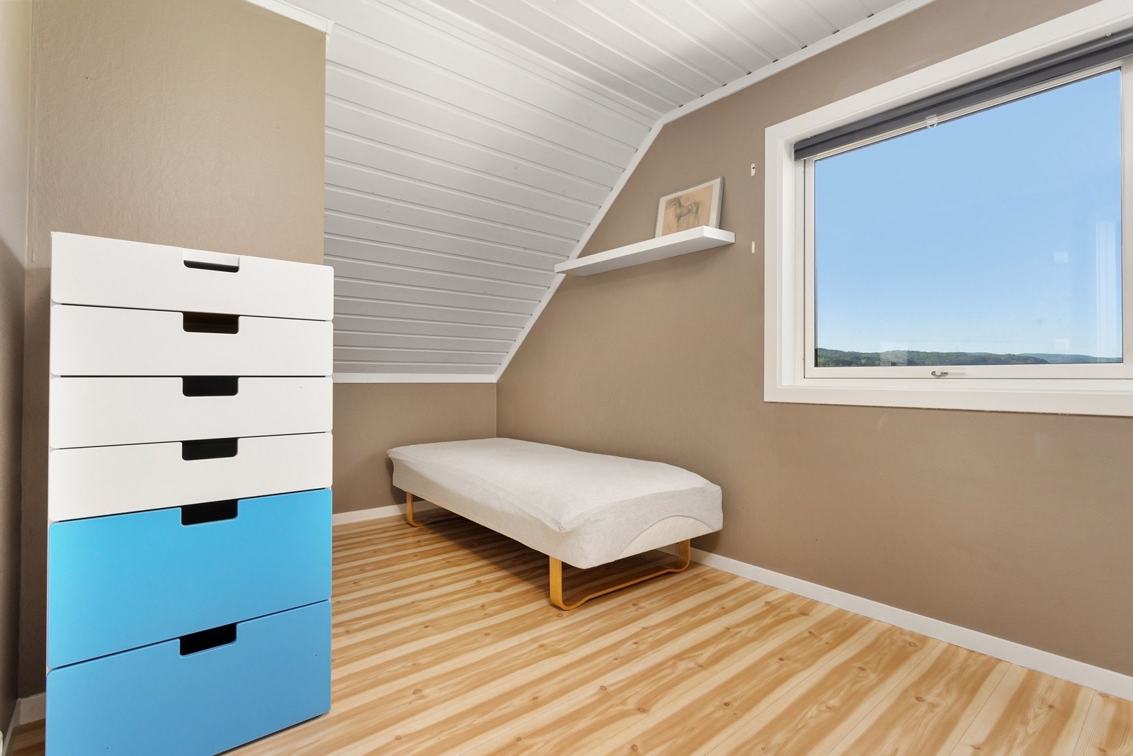 Alle er av god størrelse med plass til seng og oppbevaringsmøbler. Galleribilde