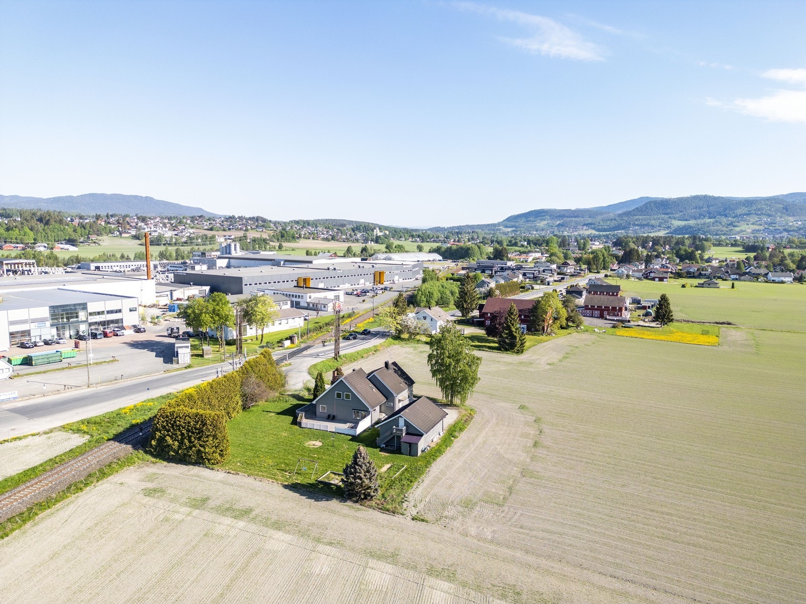 Enkel adkomst til E-134 til Kongsberg og Drammen/Oslo. Fra eiendommen er det ca. 20 min. å kjøre til Drammen og Kongsberg. Galleribilde