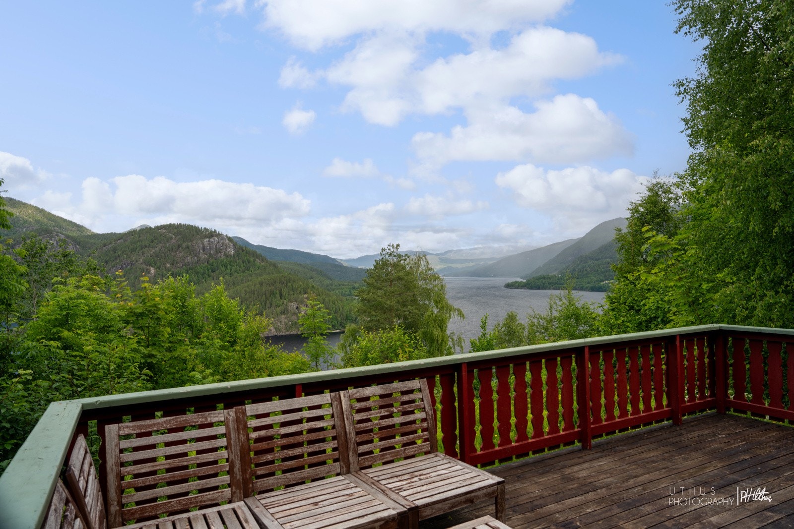 Fra den store verandaen er det fantastisk utsikt mot Krøderfjorden. Galleribilde