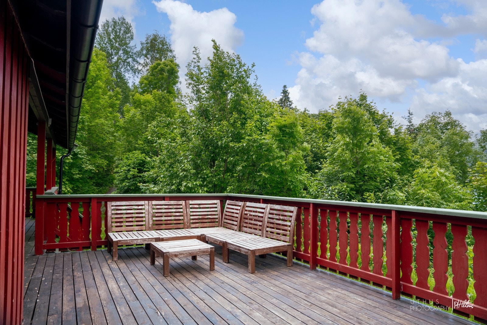 Fantastisk terrasse som strekker seg rundt store deler av hytta. Galleribilde