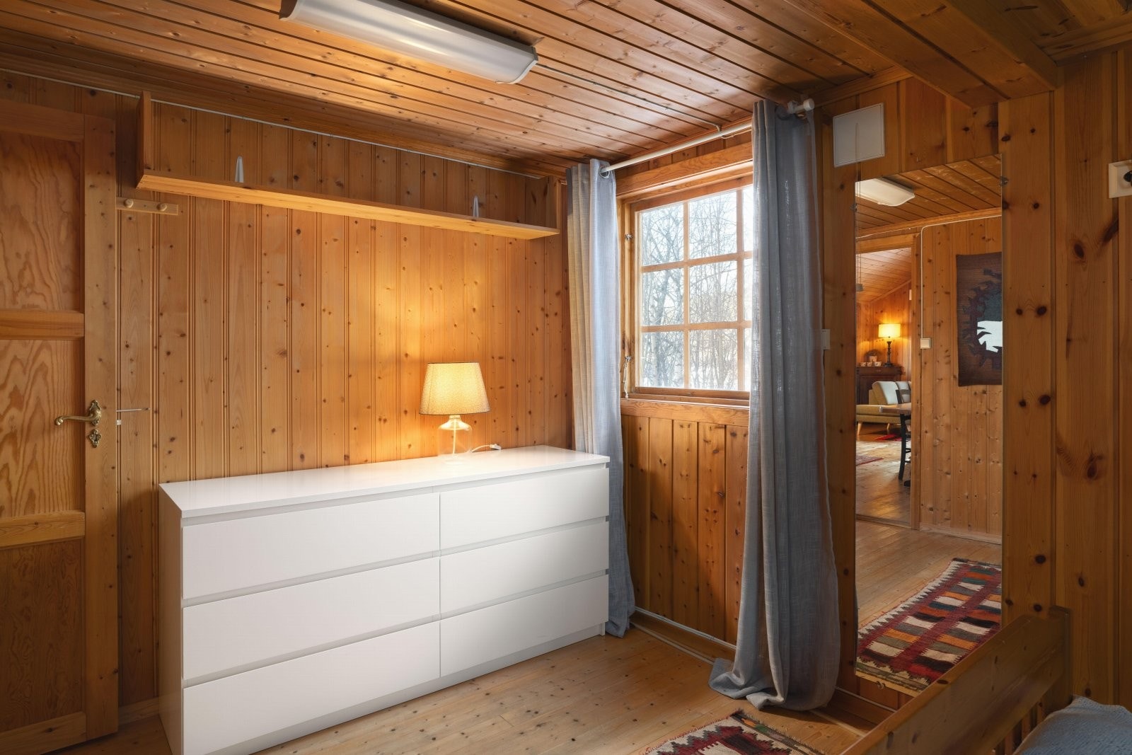 Gode plass til oppbevaring av klær og fottøy i kommode, samt bod/garderoberom. Galleribilde