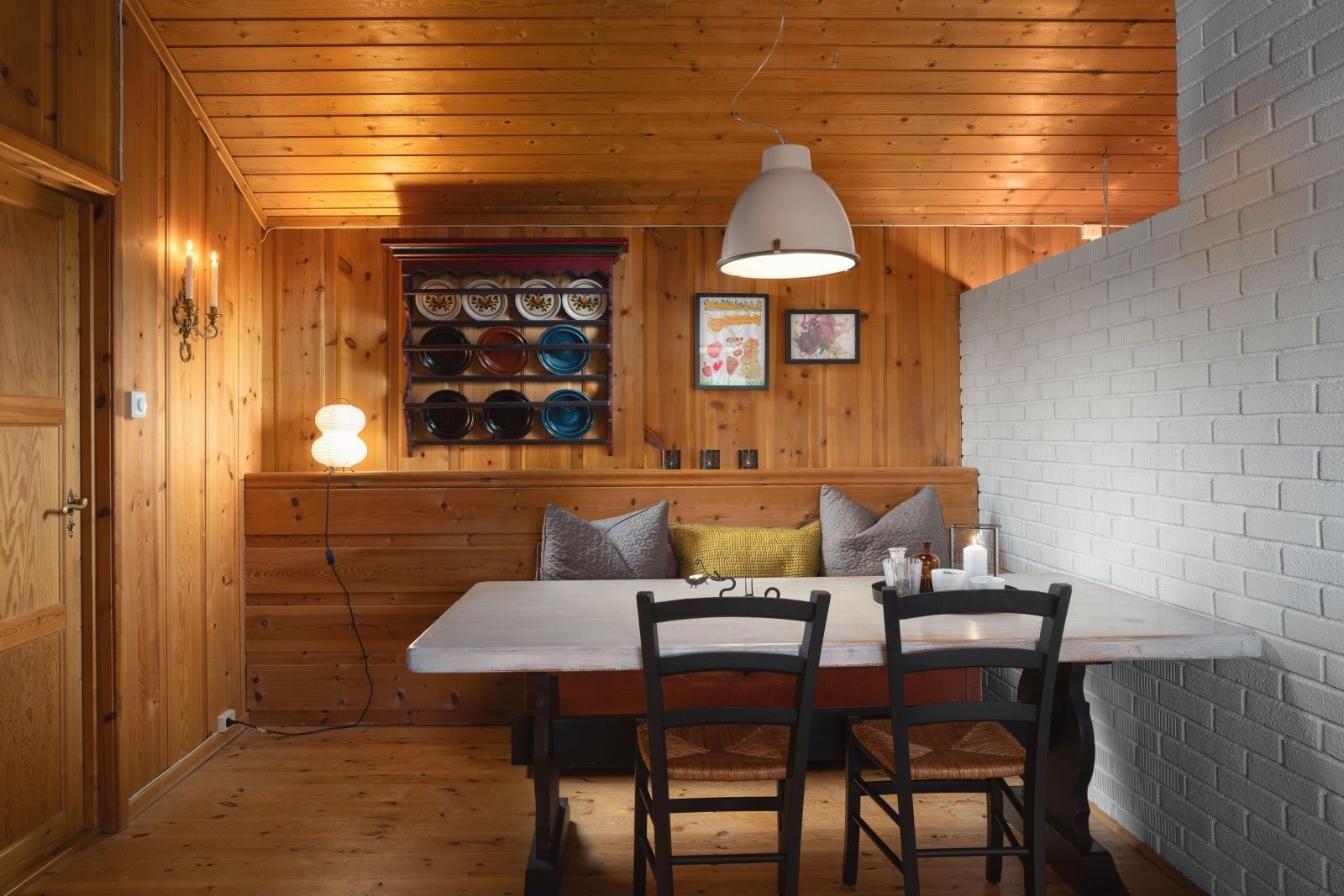 På den andre siden av peisen er spisestuen hvor det er plass til et langbord. Galleribilde
