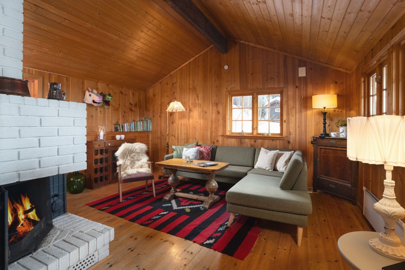 Stuen er delt inn i to praktiske soner. Innerst er det god plass til stor sofa til storfamilien. Galleribilde