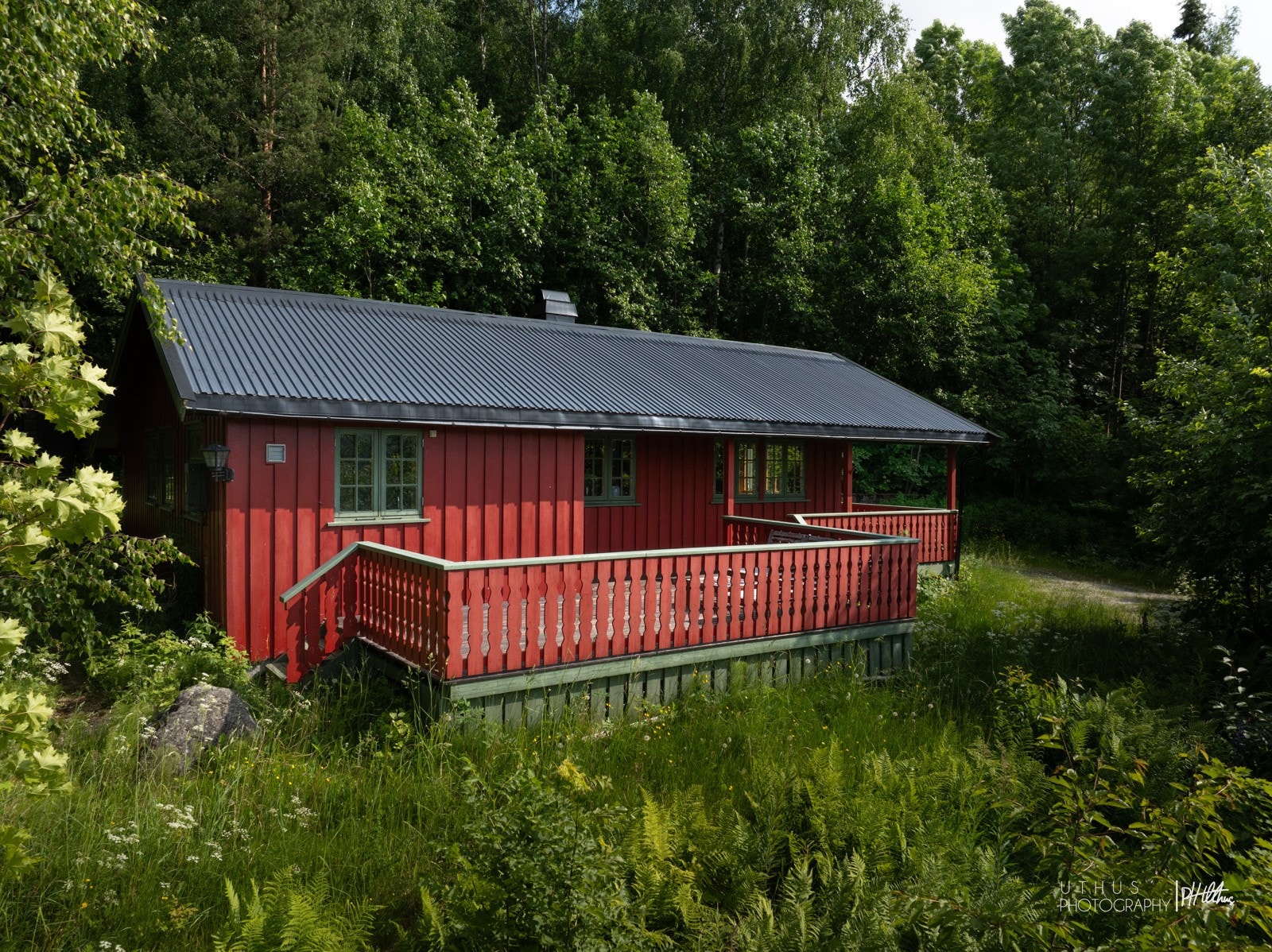Hytta ligger fint til i terrenget på en høyde i naturskjønne omgivelser med gode solforhold, eksemplarisk utsikt og nydelige solnedganger. Galleribilde