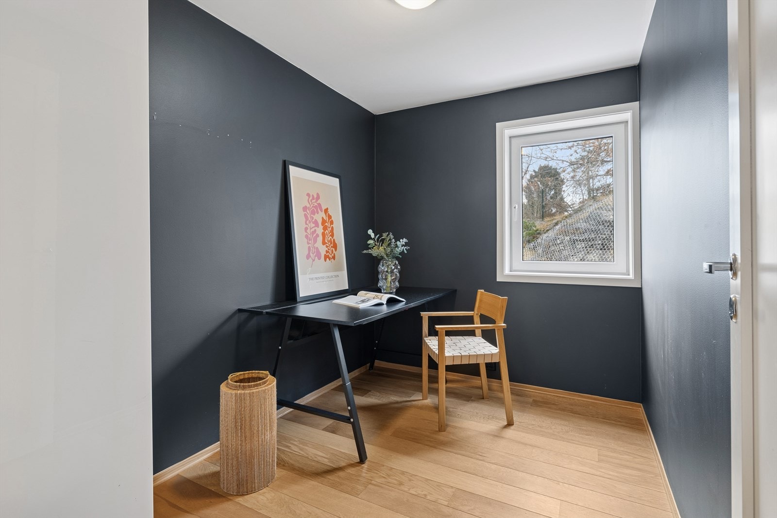 Soverom 3 brukes i dag som kontor, men kan enkelt innredes med seng og nattbord. Galleribilde