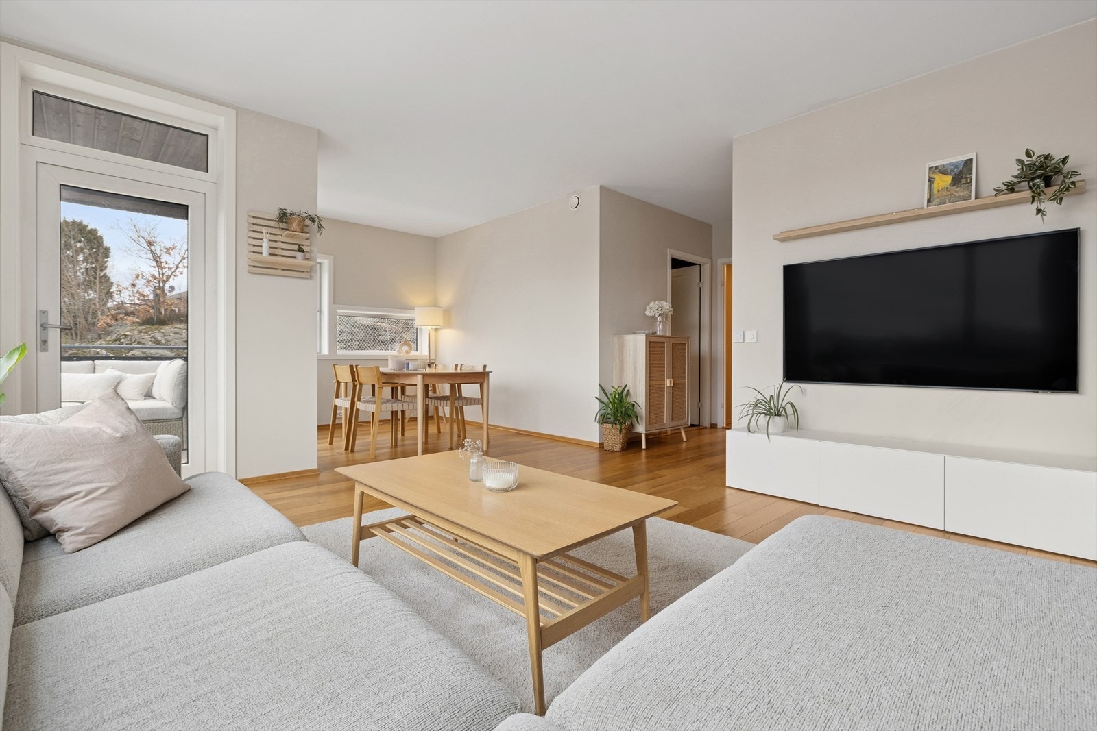 En meget praktisk planløsning med åpen løsning hvor kjøkken og stue likevel oppleves som egen sone. Galleribilde