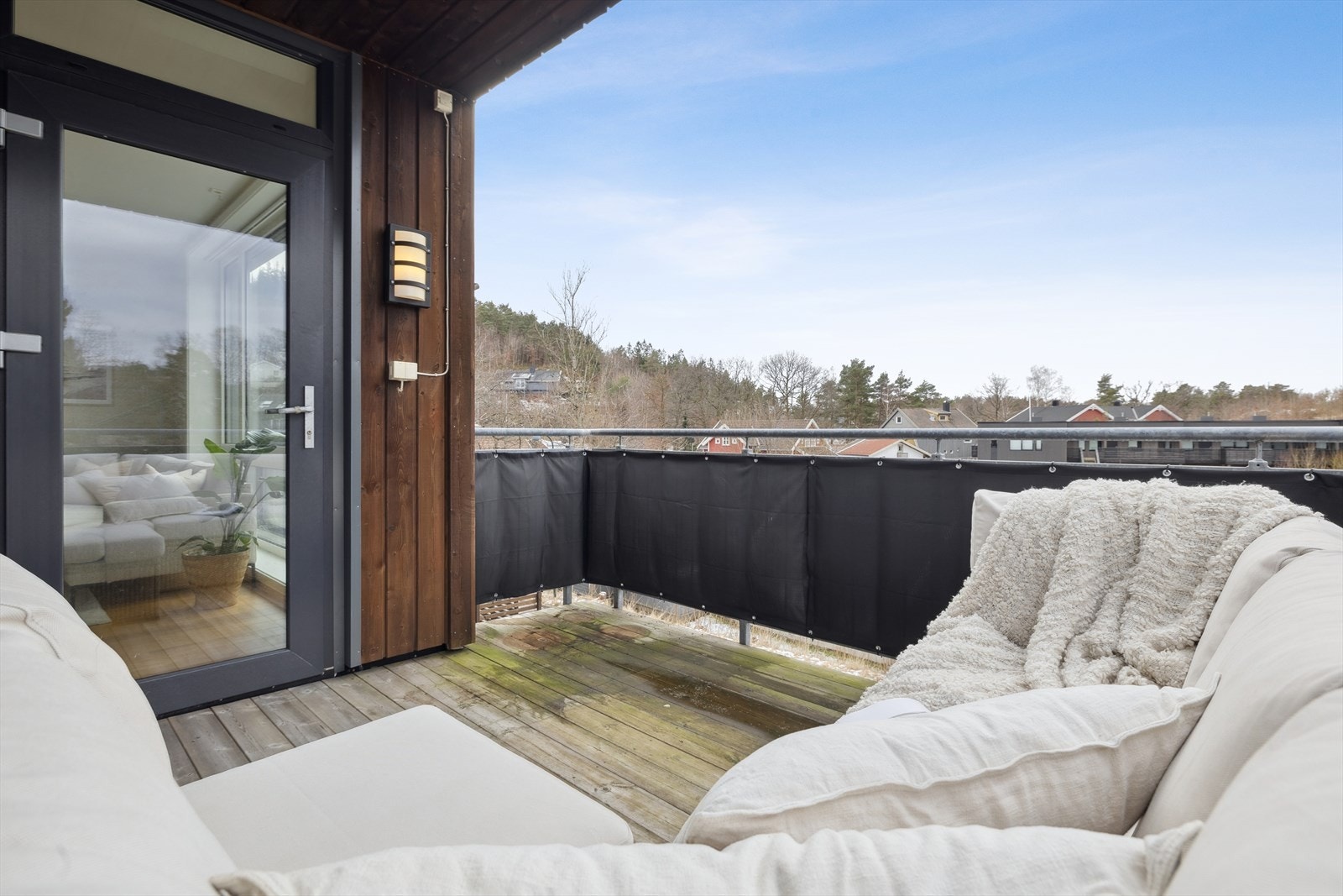 Fra stuen er det direkte adgang til en romslig og solrik vestvendt balkong med gode solforhold! Galleribilde