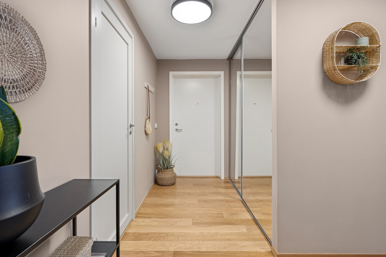 Du blir ønsket velkommen inn i en romslig gang med godt med oppbevaringsplass for yttertøy og sko m.m. Galleribilde