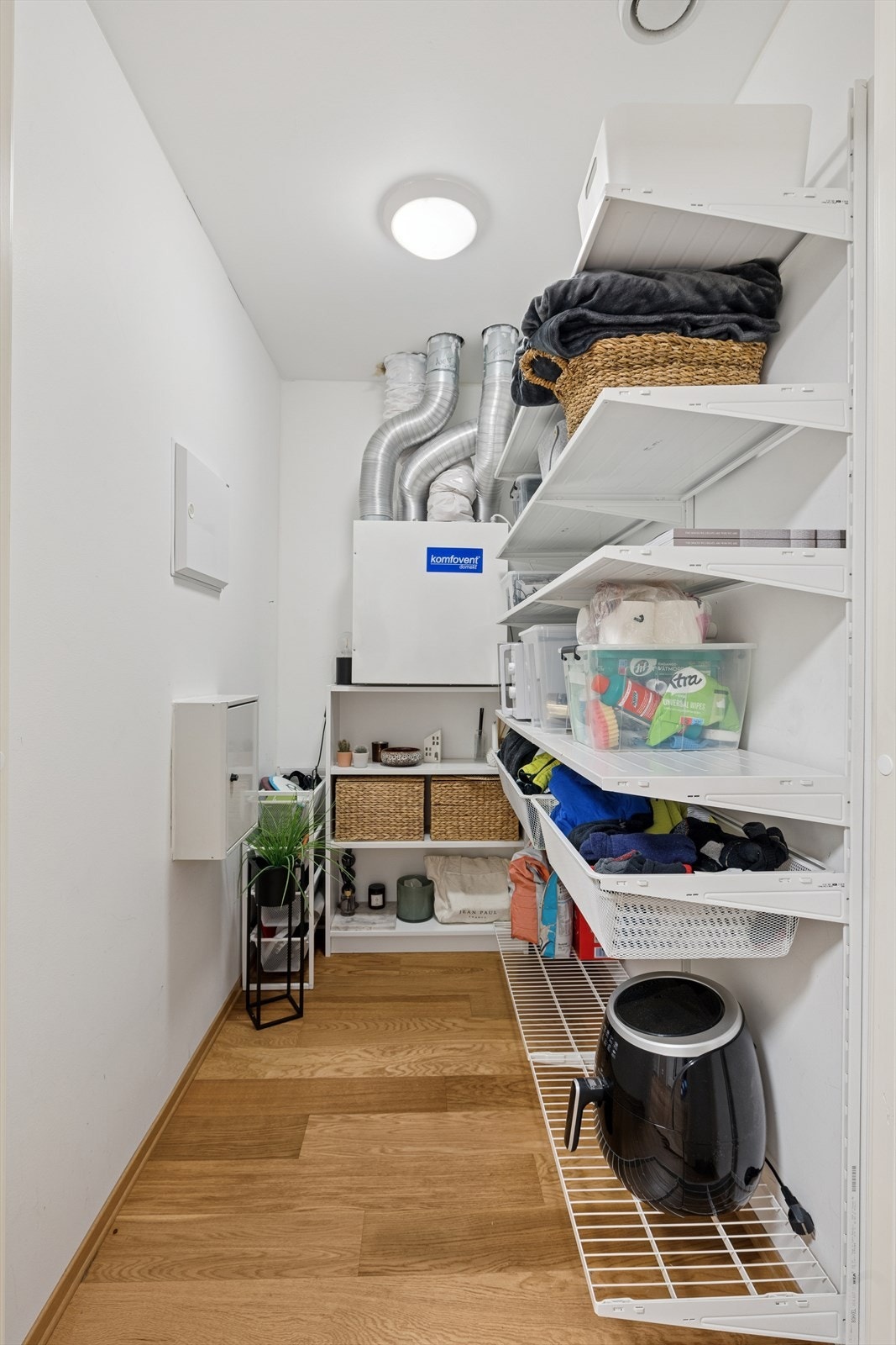 Innvendig bod med praktisk oppbevaringsløsing. Galleribilde