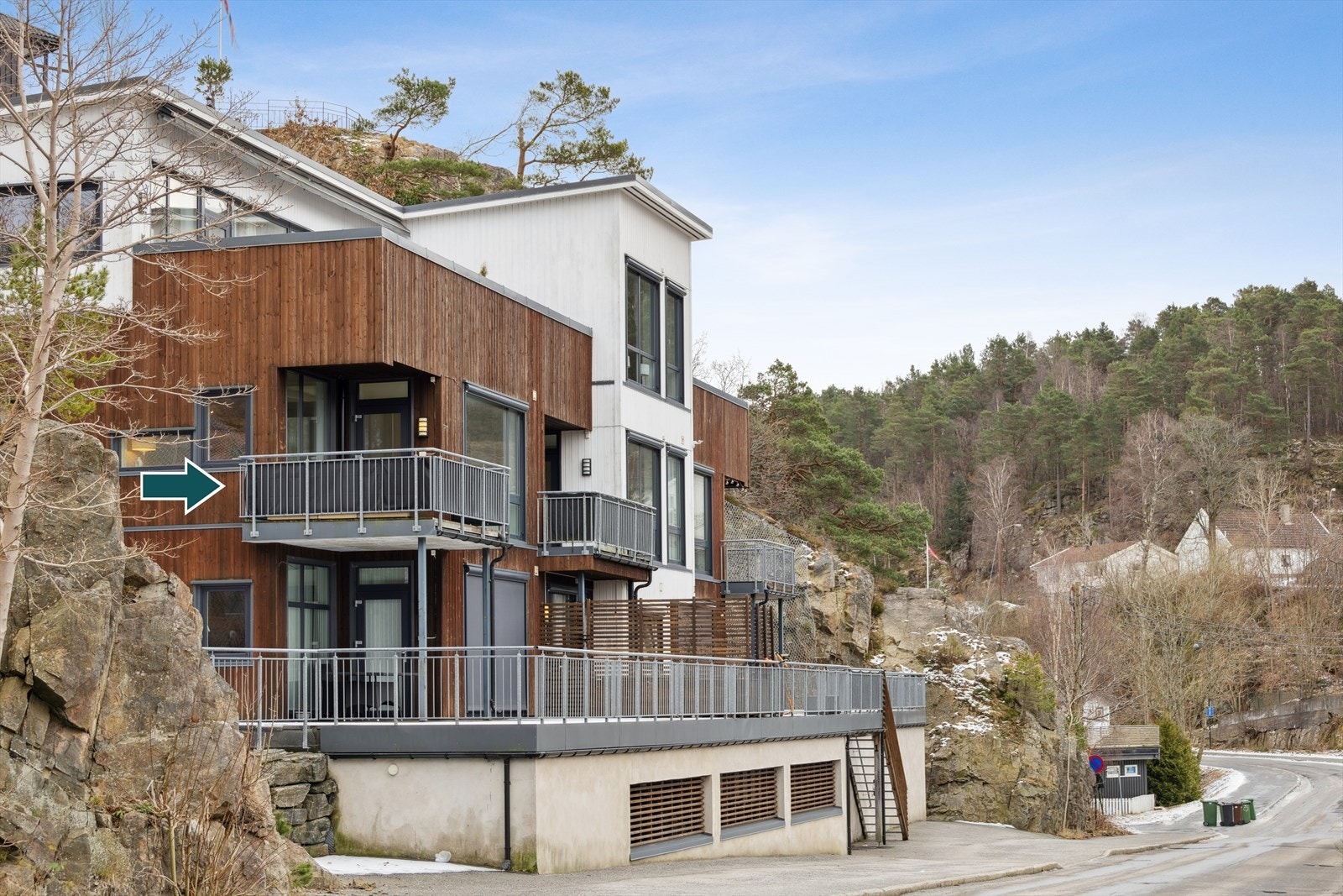 Leiligheten ligger i byggets 2. etasje og inneholder blant annet 3 romslige soverom og en stor solrik balkong. Galleribilde