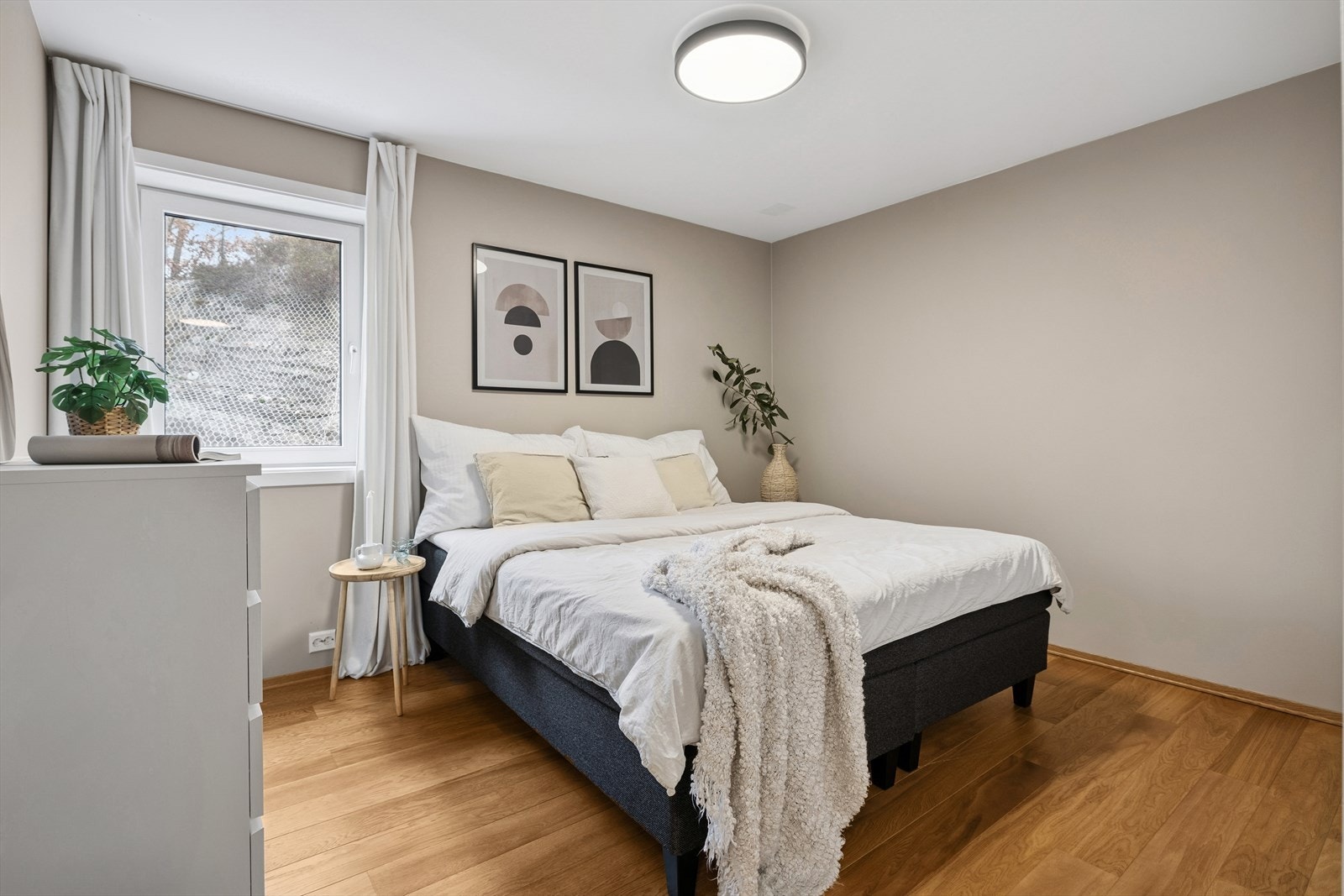 Leiligheten har hele tre soverom, hvor hovedsoverommet er av god størrelse med plass til både dobbeltseng, skuffer og klesskap. Galleribilde