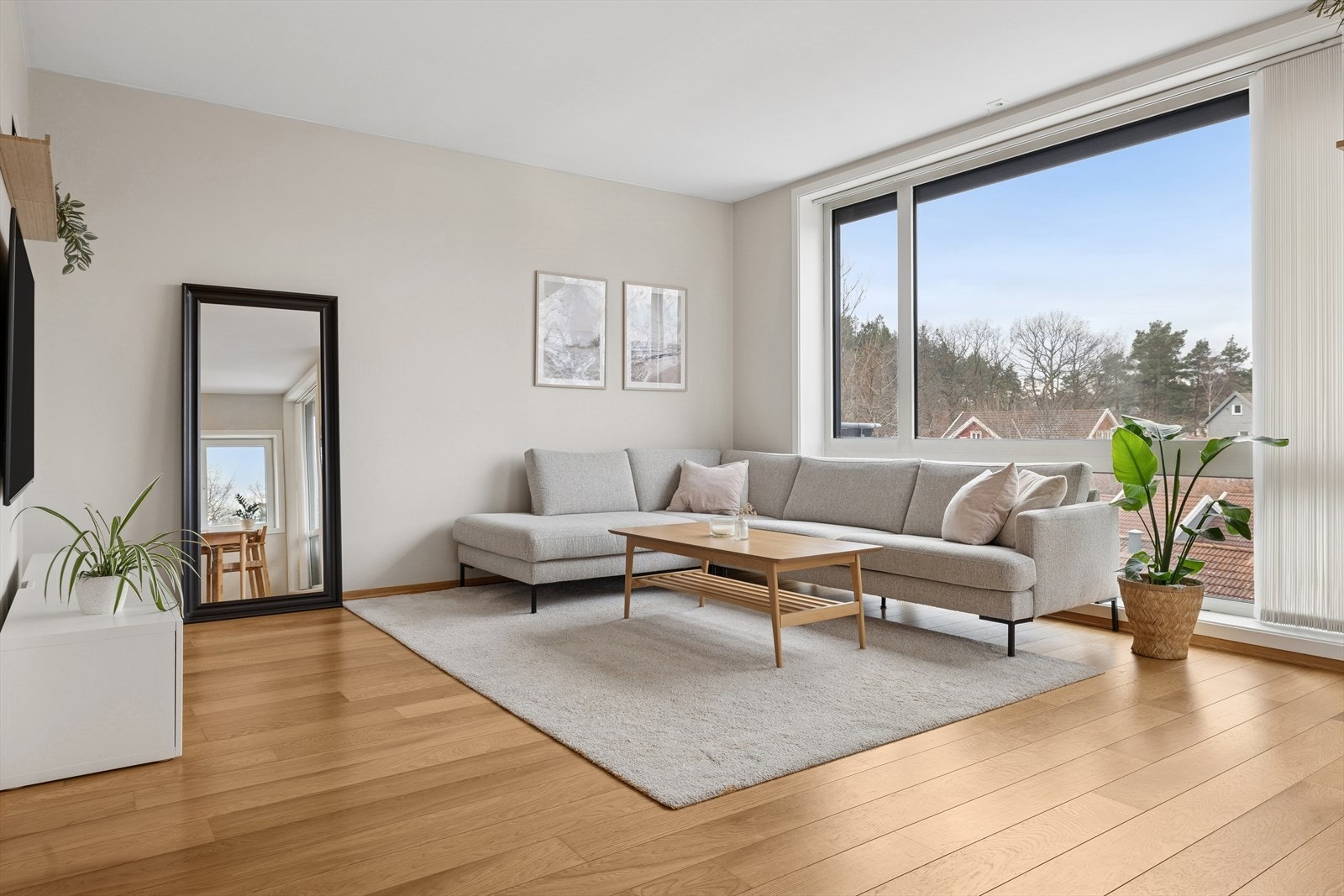 Leiligheten har store vindusflater som slipper inn rikelig med naturlig lys. Galleribilde