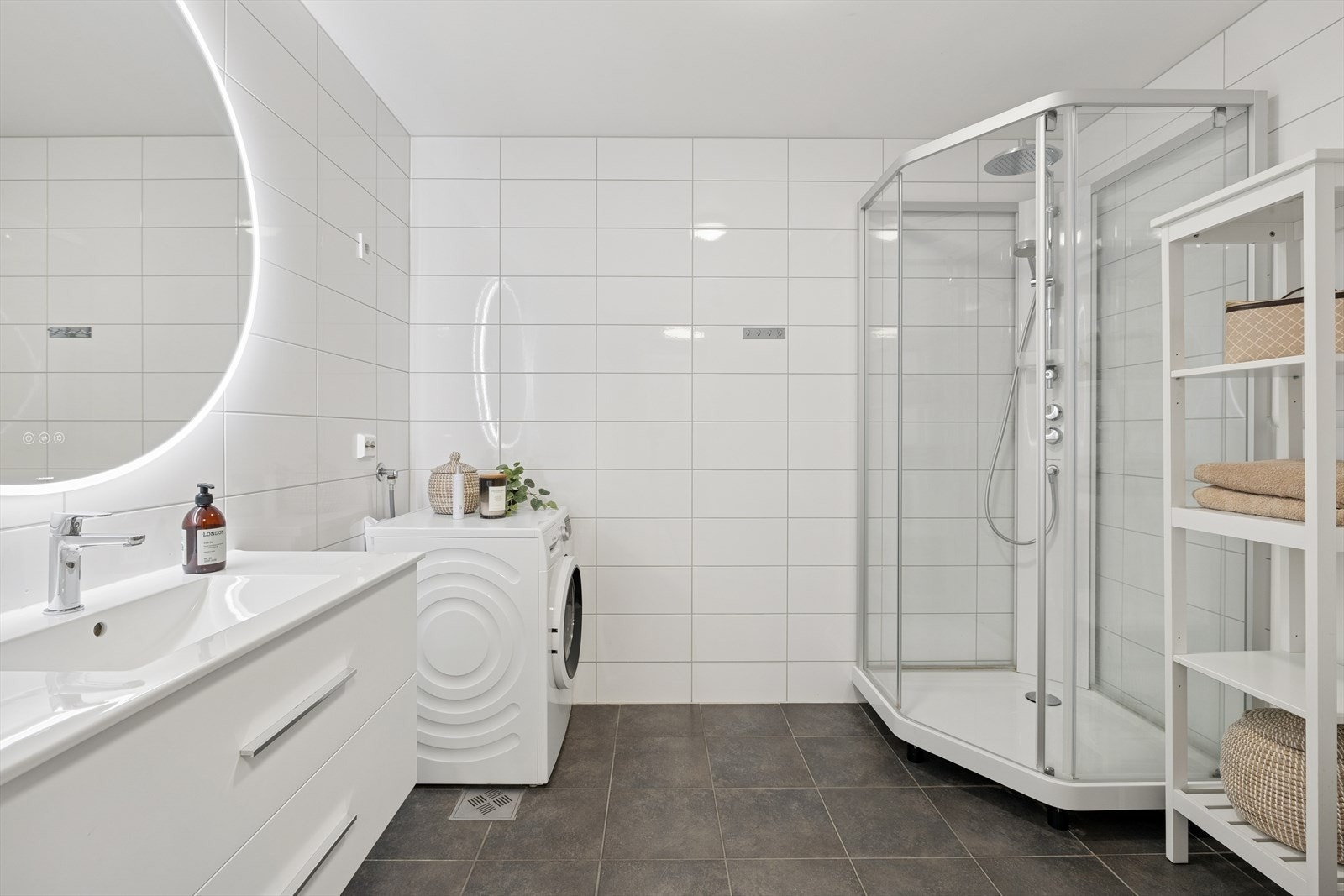 Pent flislagt bad med nyere baderomsinnredning (2022) og opplegg for vaskemaskin. Galleribilde