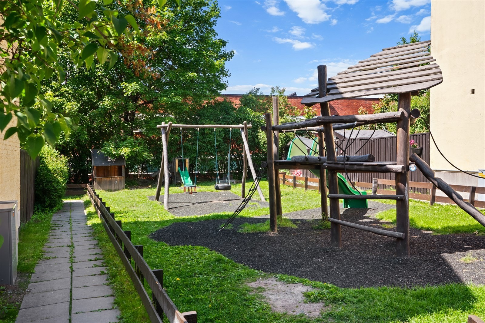 Felles lekeplass på fellesområde i borettslaget Galleribilde