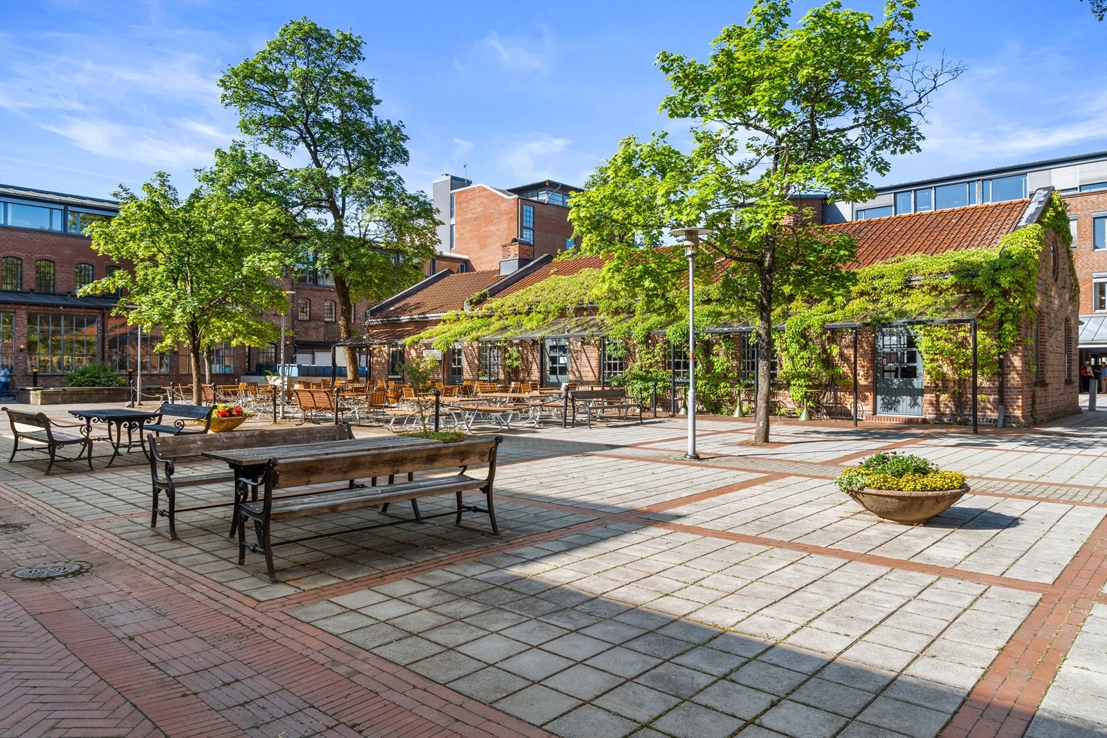 Fyrstikktorget med bakeri, treningssenter, helsestasjon, strikkebutikk, apotek ++ Galleribilde