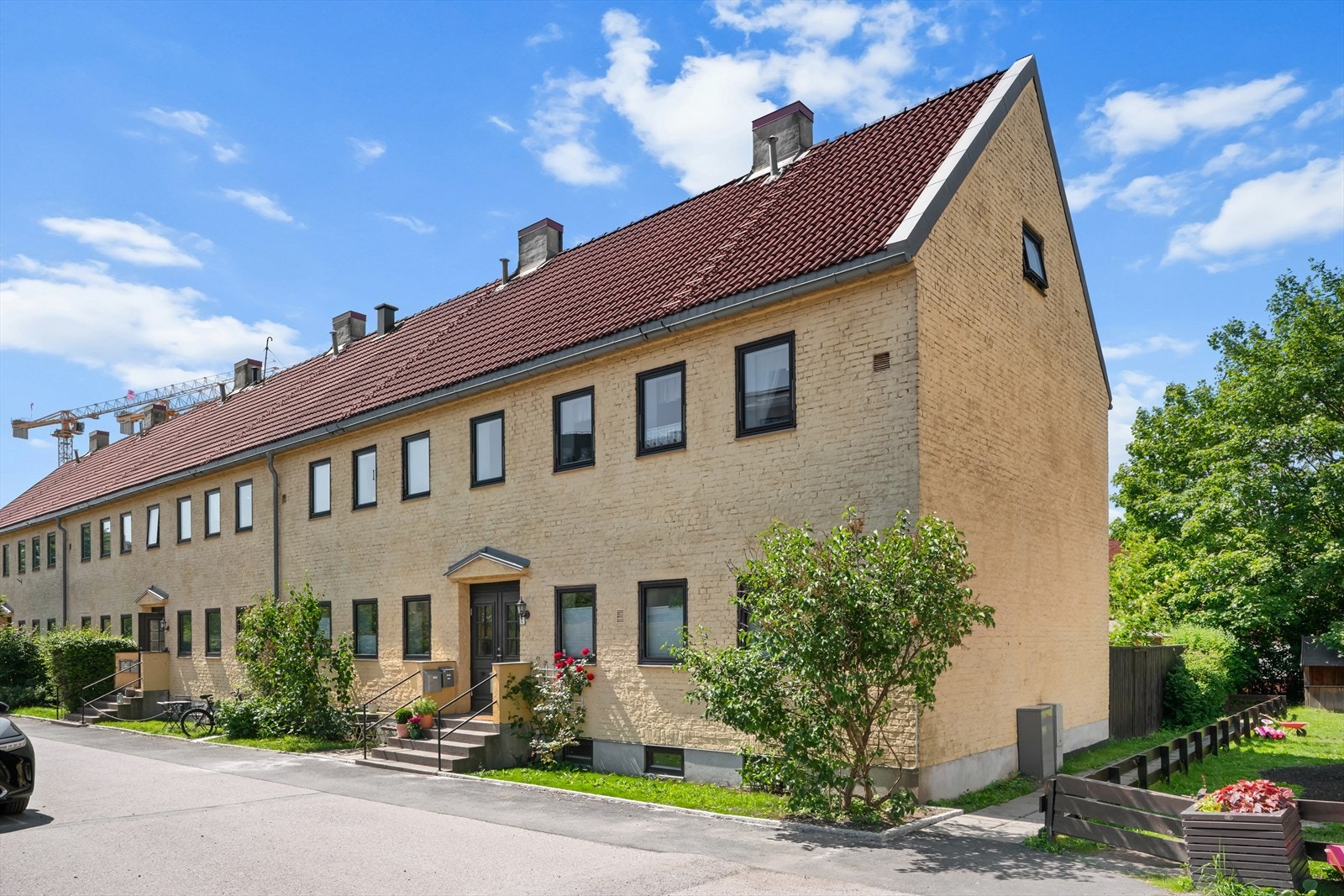 Parkeringsplassen er per dags dato foran inngangspartiet. Det koster kr. 250 pr. mnd. Galleribilde