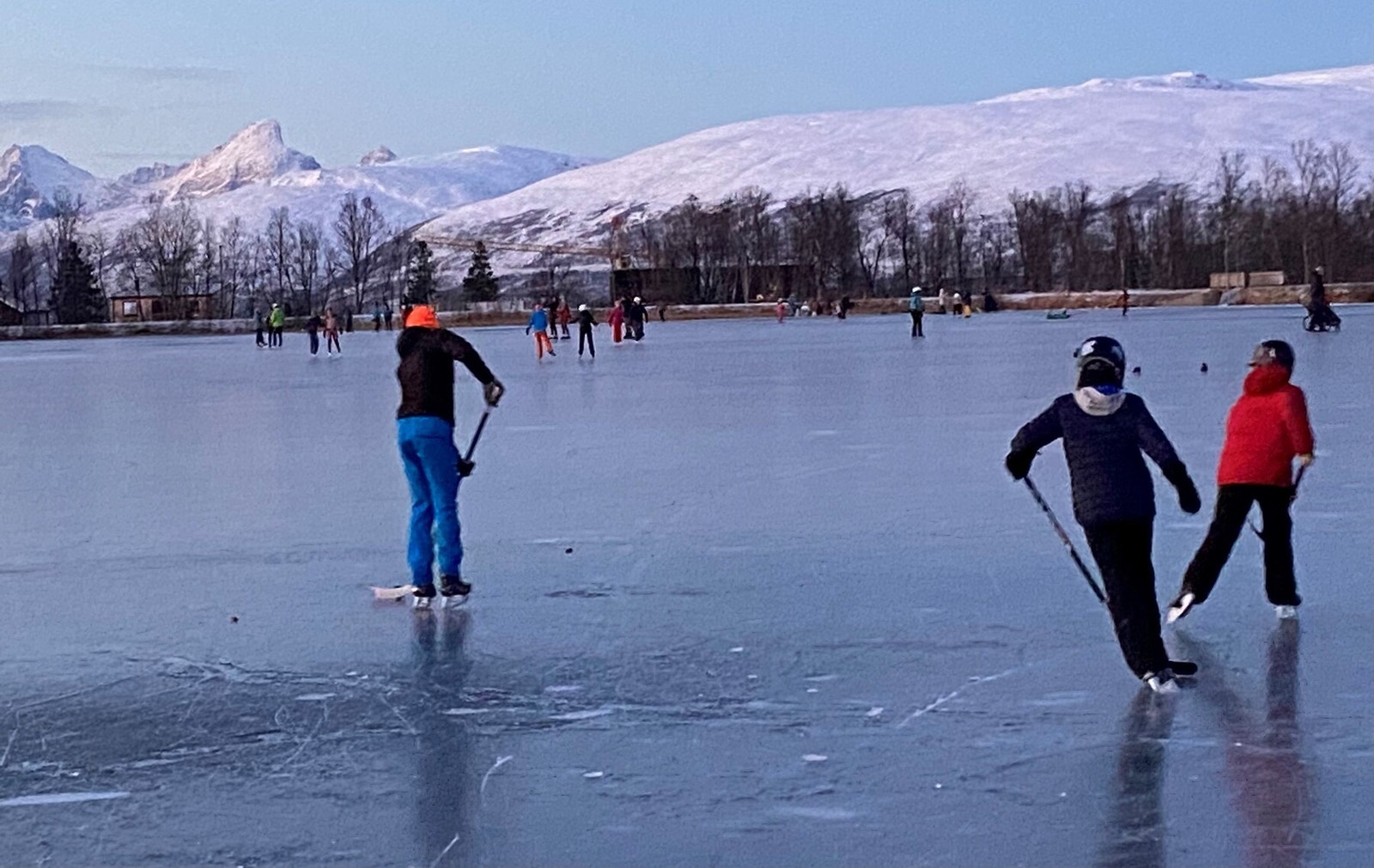Populært å skøyte på Prestvannet Galleribilde