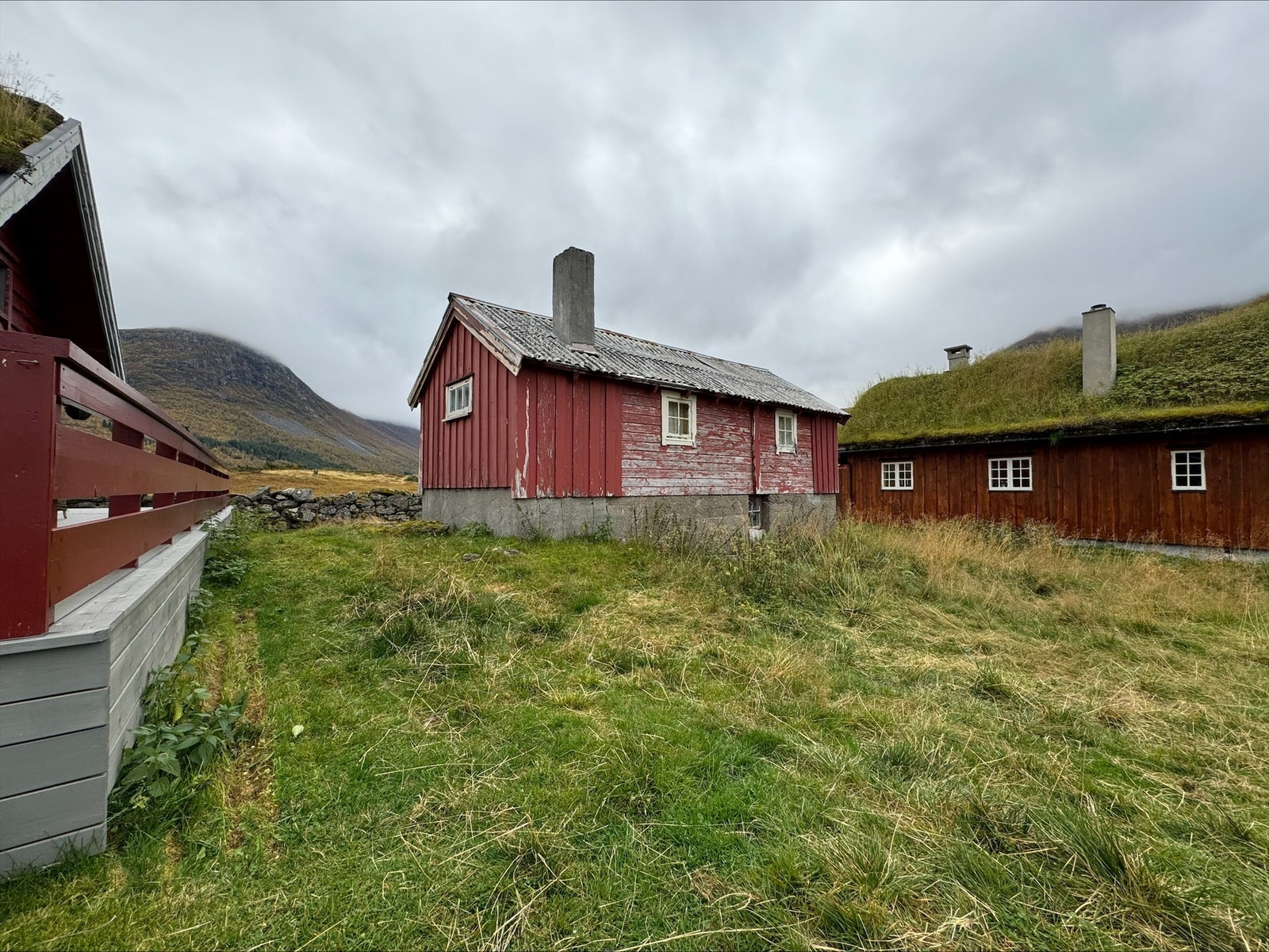Enkel bygning som står foran renovering. Det er ikke innlagt strøm. Tilkoblingspunkt for vann og avløp ved tomtegrense. Galleribilde