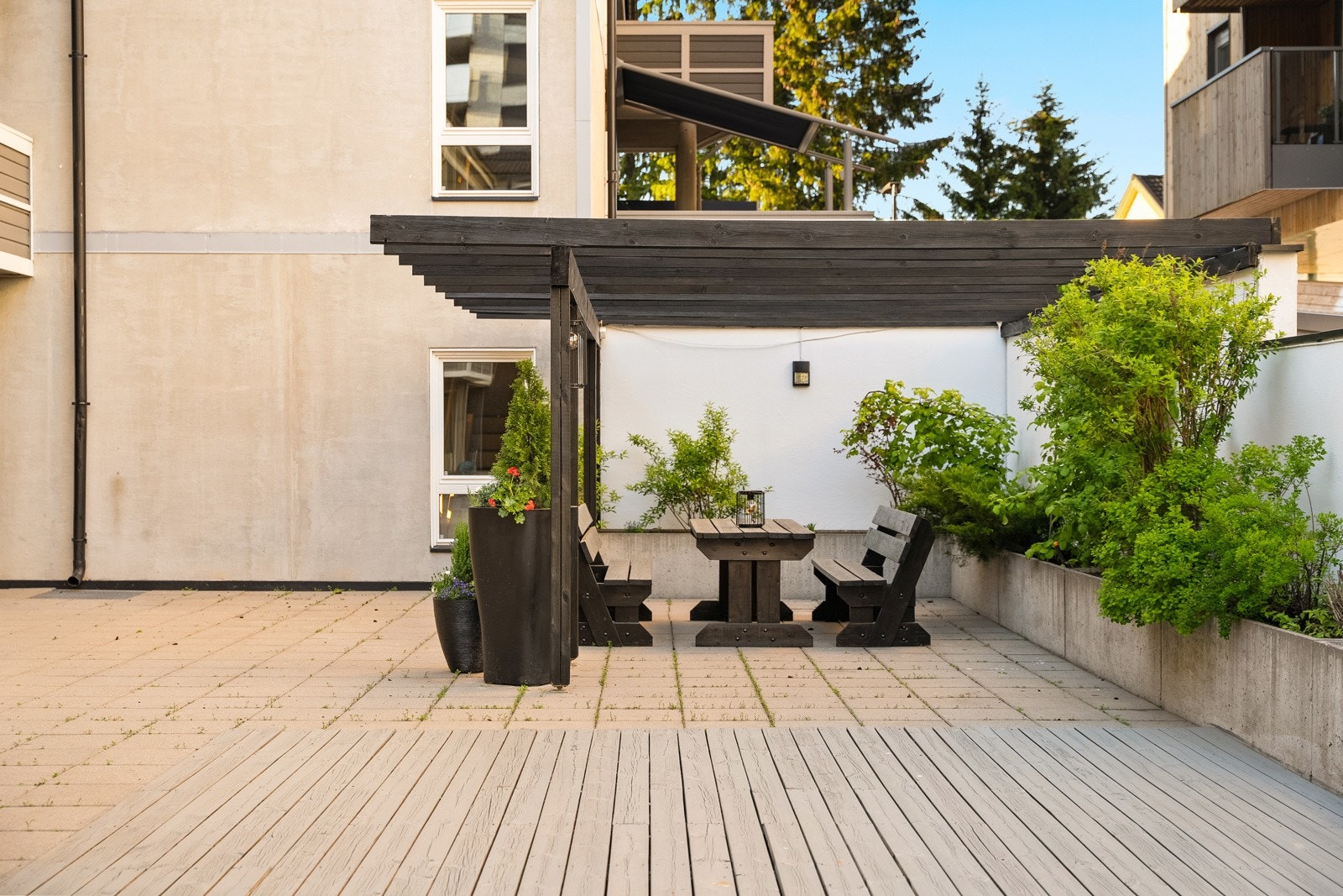 Noen planter og gjør det hyggelig for beboerne. Galleribilde