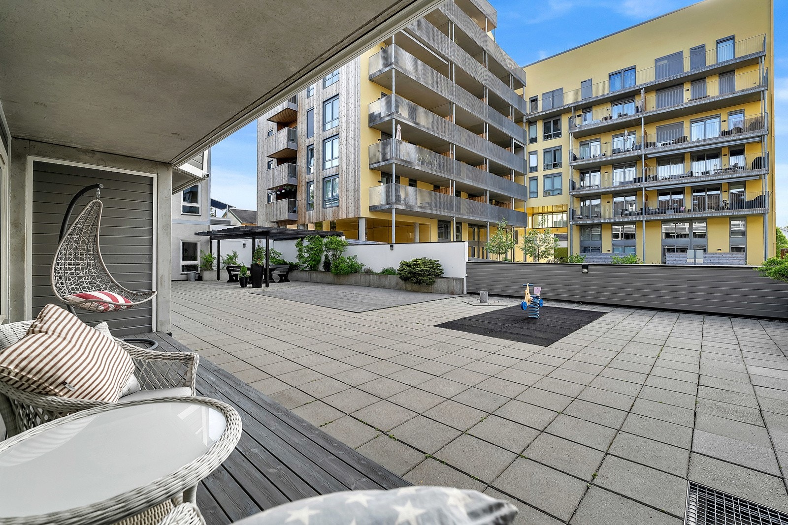 Utsyn fra markterrassen mot fellesområdet. Galleribilde