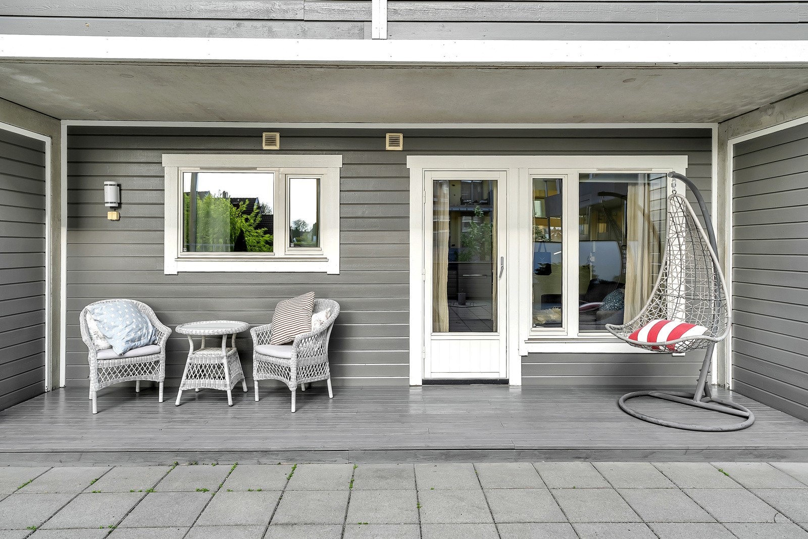 Fra stuen er det utgang til en overbygd markterrasse på ca. 10 kvm. Her er det fin plass til en sittegruppe og annet utemøblement. Galleribilde