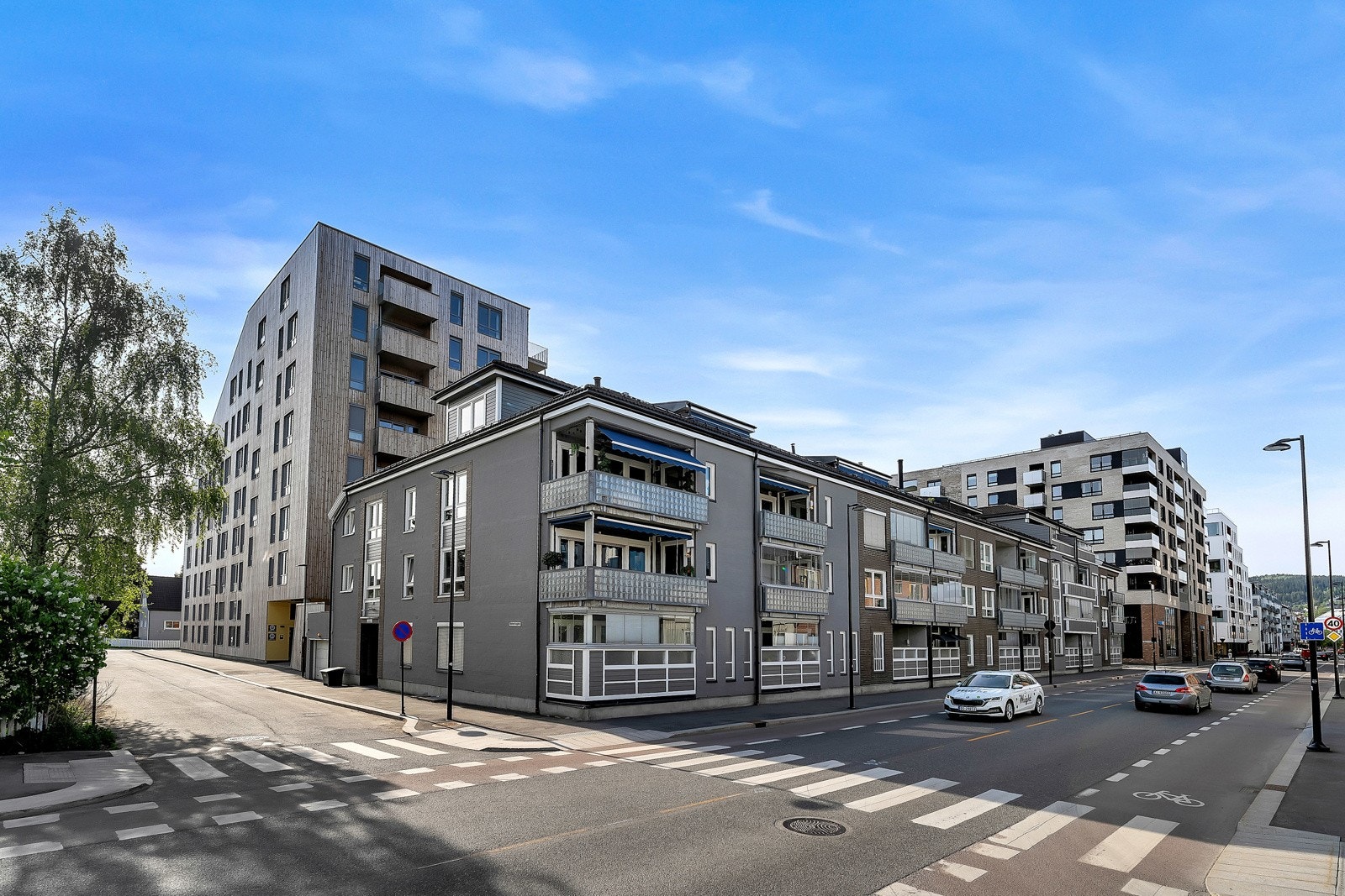 Beliggenheten er utmerket, med gangavstand til alle byens fasiliteter. Fra leiligheten er det kort gangavstand til Lillestrøm togstasjon som tar deg til Oslo S på 10 minutter. Galleribilde