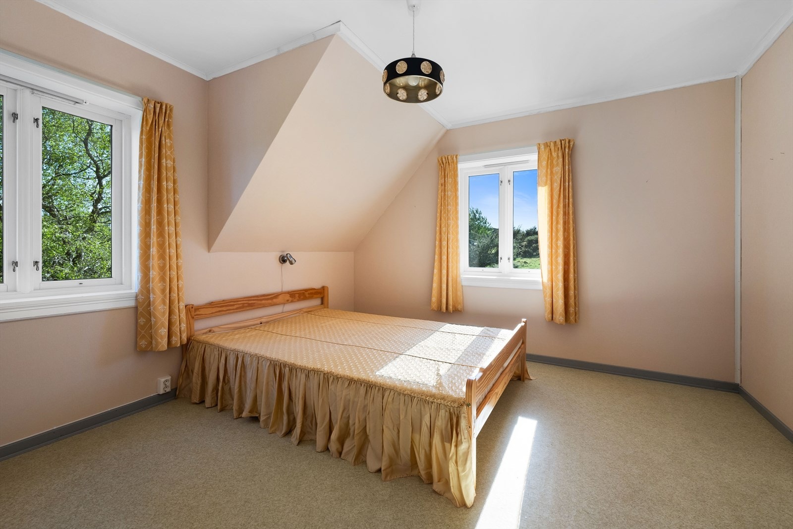 Etasjen andre, og nest største soverom, er i det sørvestlige hjørnet. Galleribilde