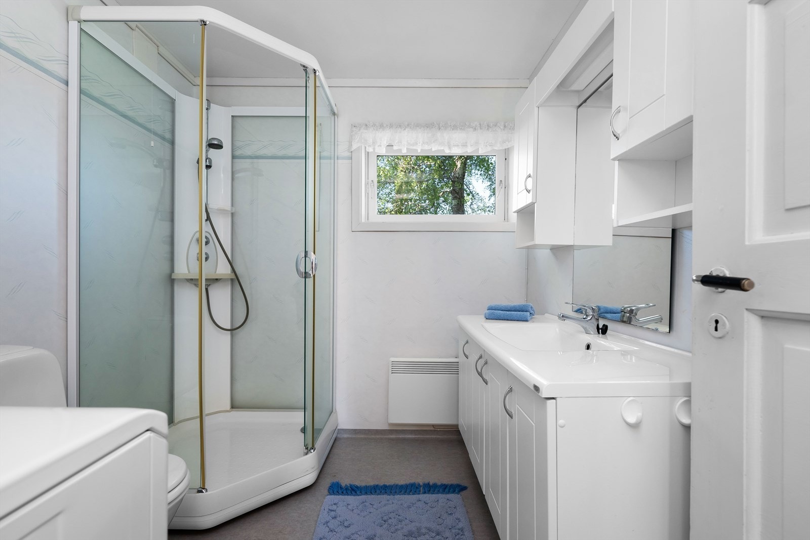 Bad/vaskerom er på ca.5 m² og meget godt utnyttet. Galleribilde