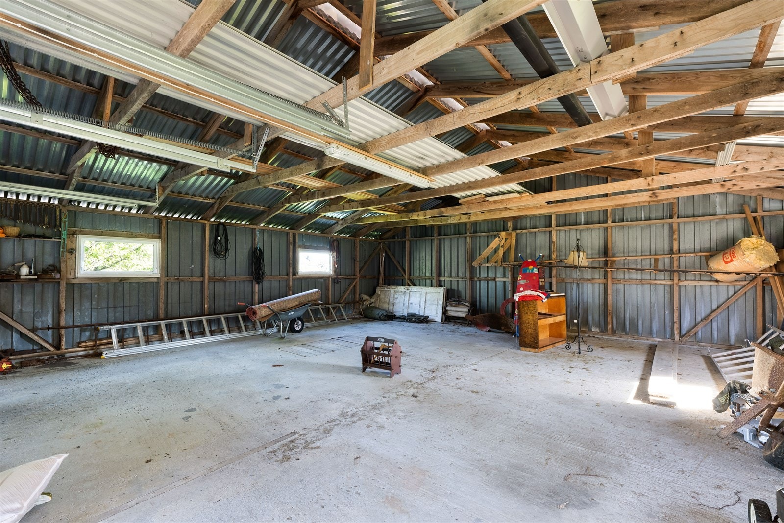 Her er det plass for flere biler/kjøretøy. Egen smøregrav er det også. Galleribilde