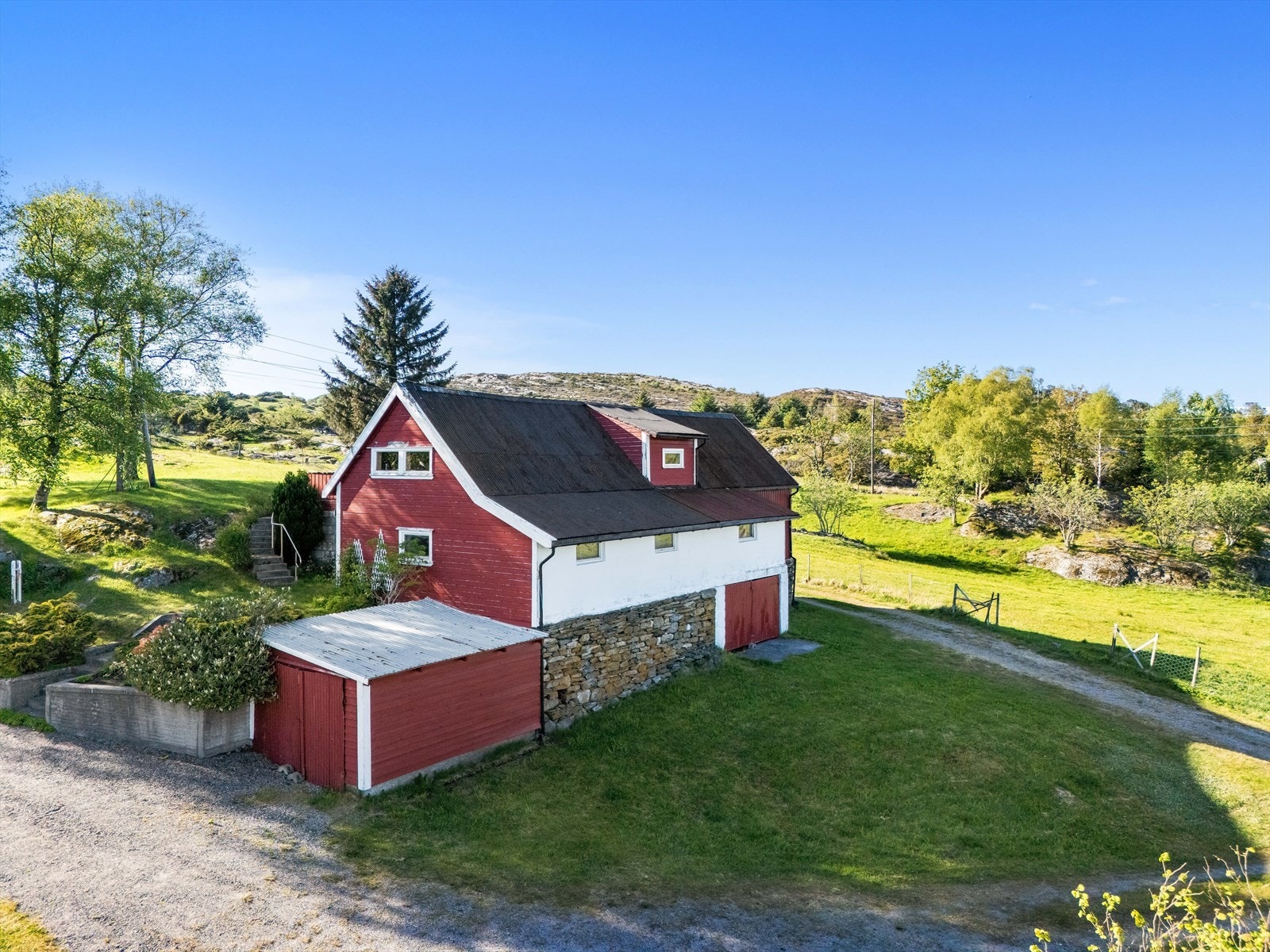 På eiendommen er det bl.a. en låve med "selskapslokale" i øverste etasje. Galleribilde