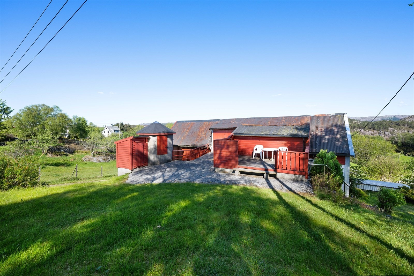 I tillegg til låven medfølger en stor garasje med kjeller, et naust i Krabbavika, den eldre "Gamlastova, et eldhus, et kvernhus og en enkel uteløe i utmarken. Galleribilde