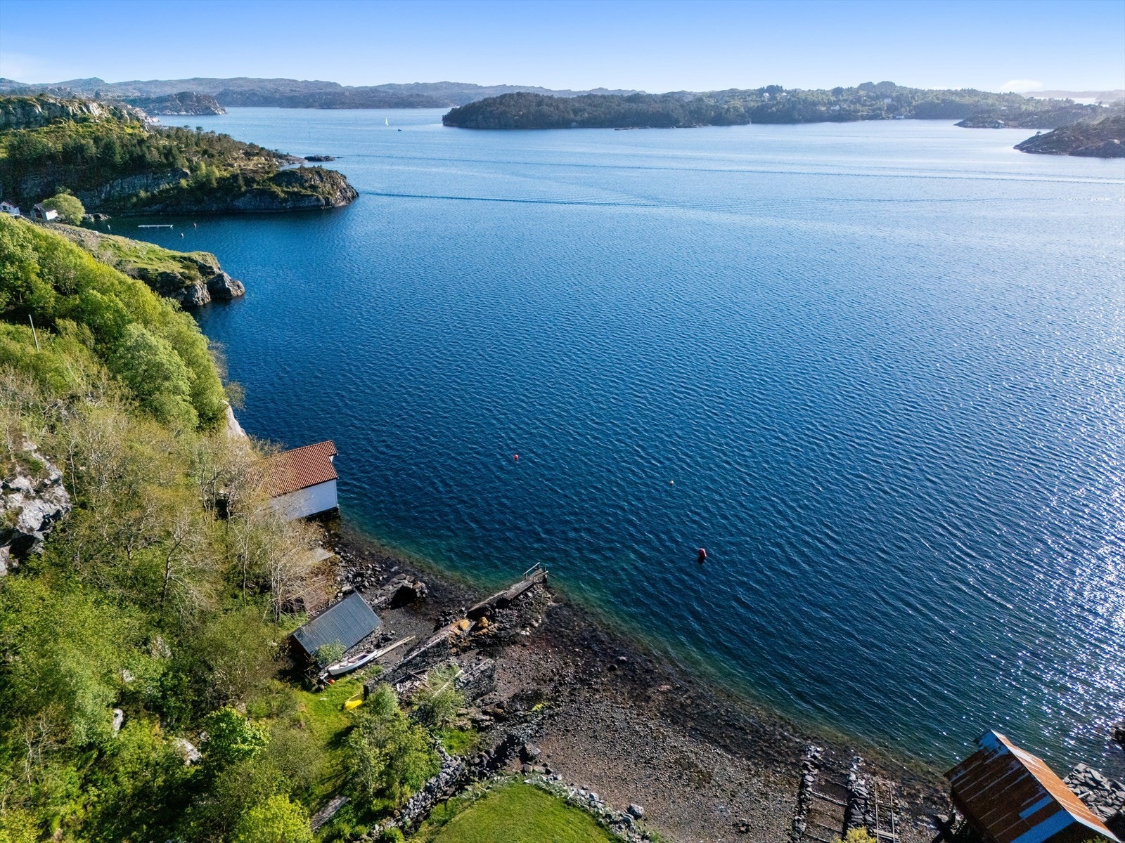 Her finner en gode fiskeplasser noen åretak ut fra naustet. Galleribilde