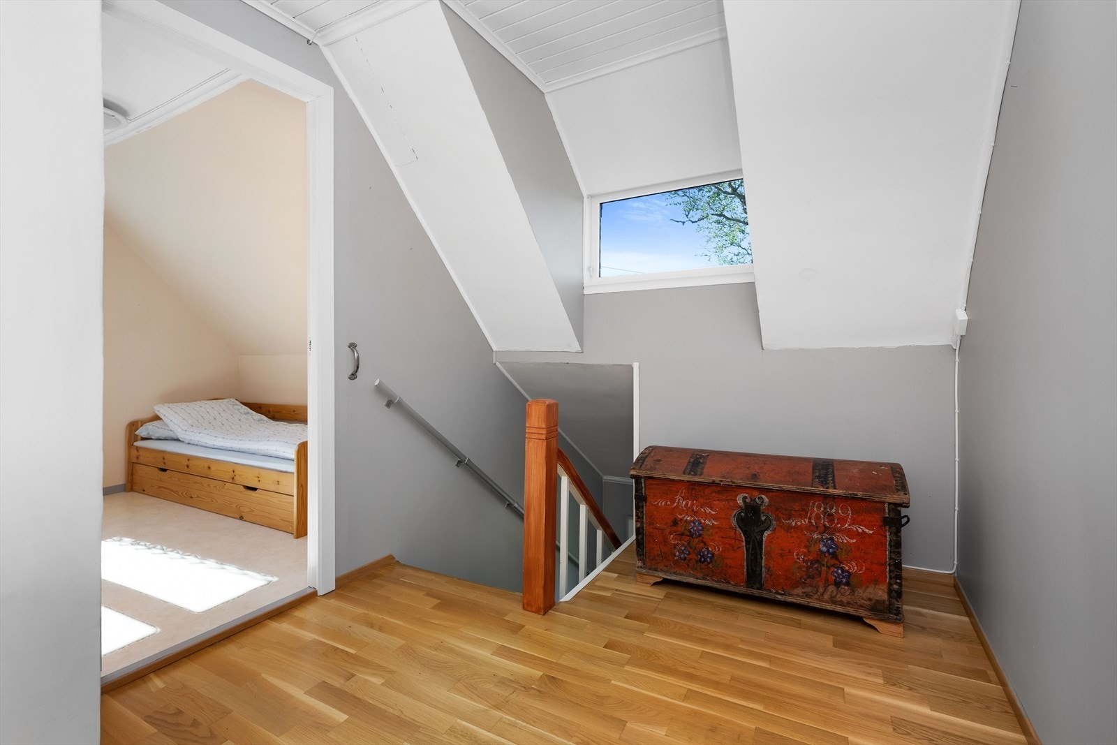 Fra hallen i første etasje kommer en opp til en koselig gang. Et lite takløft gir plass for et vindu og naturlig lysinnslipp i rommet. Galleribilde