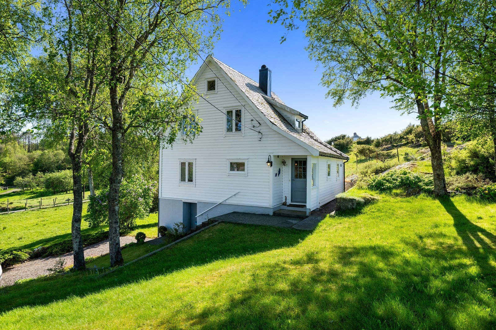 Nydelig eiendom på ca.400 dekar med mange bygninger. Galleribilde