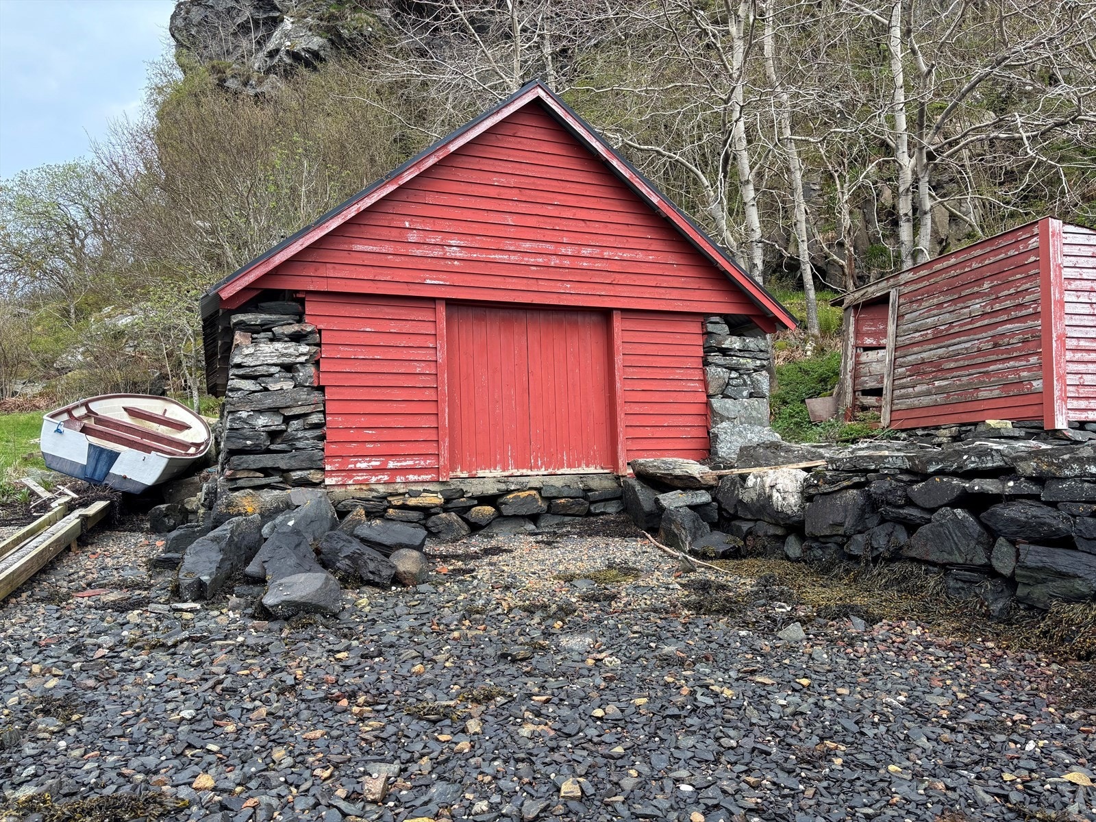 Naustet er vestvendt og går mot sjø på Møvik/Aase. Galleribilde