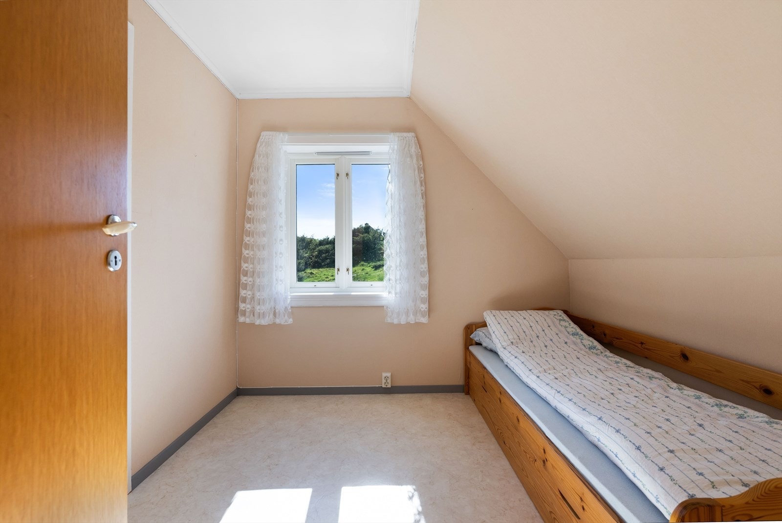 Det tredje soverommet er på ca. 6 kvm og plassert i det nordvestlige hjørnet med utsikt og utmarken i nord. Galleribilde