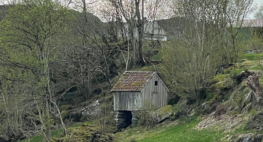 Kvernhuset som er plassert ved eiendommens bekk til Ulvesetvatnet. Galleribilde