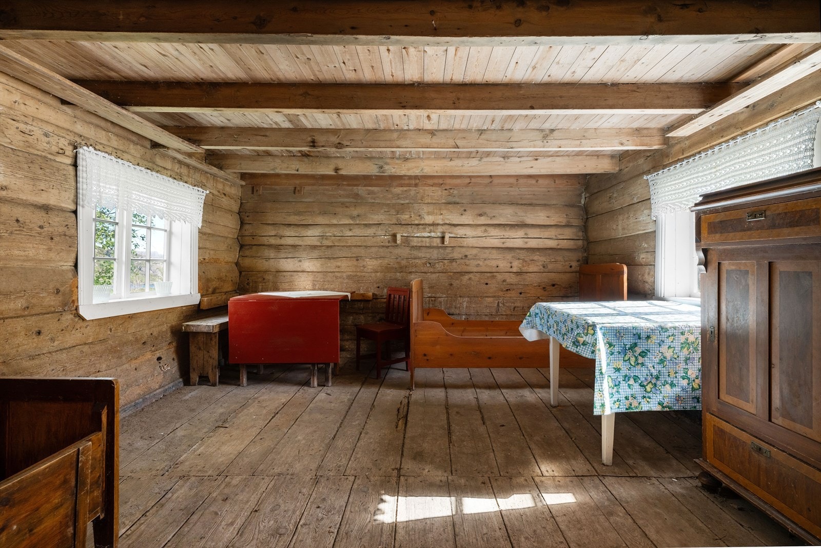 Merk de solide tømmerveggene. Galleribilde