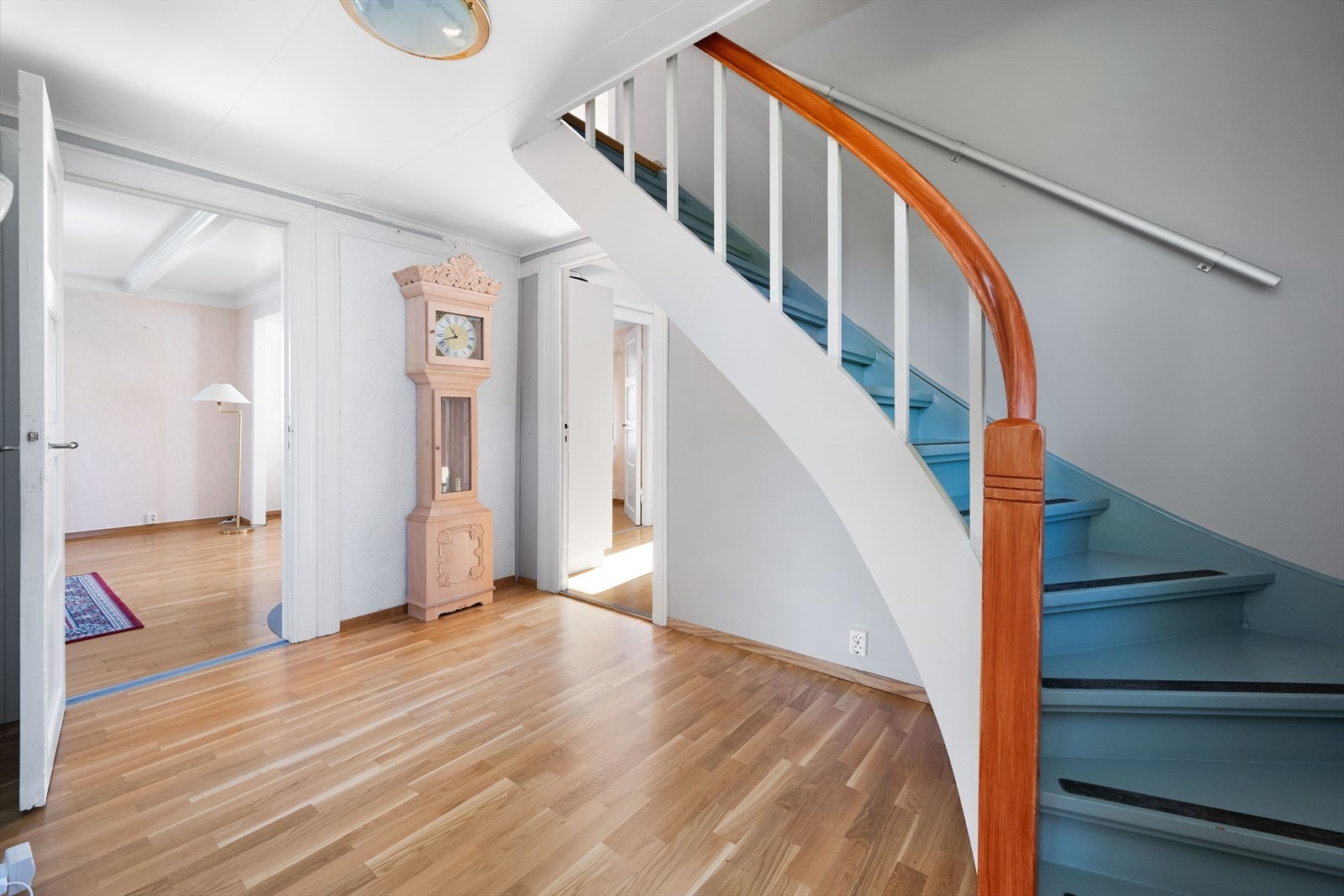 Hallen er lys og trivelig og har inngang til fleste av etasjens rom. Fra hallen er også trappen til andre etasje. Galleribilde