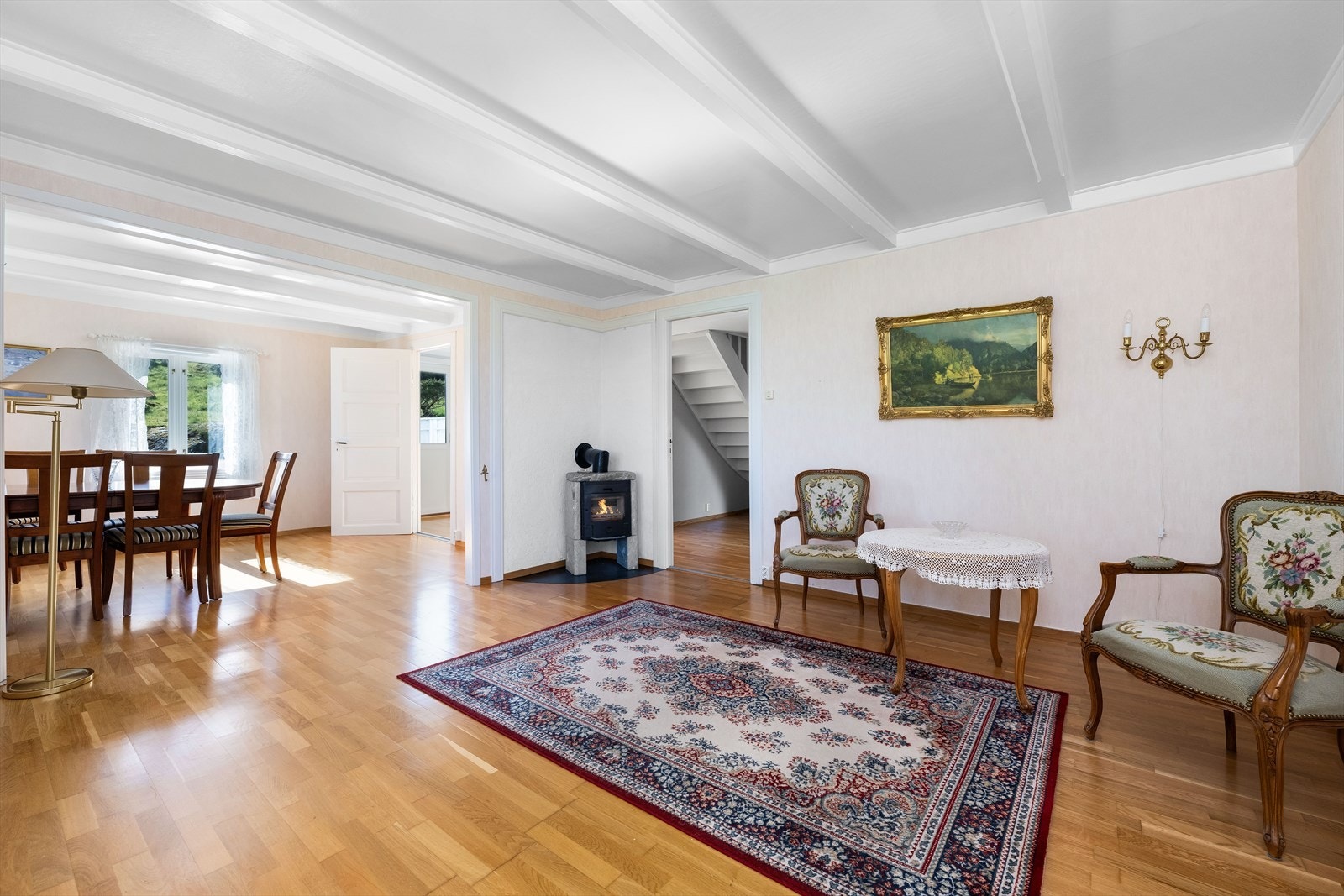 Stor og naturlig oppdelt. Her vil både spisebordet, sofagruppen og godstolene få sin naturlige plass. Galleribilde