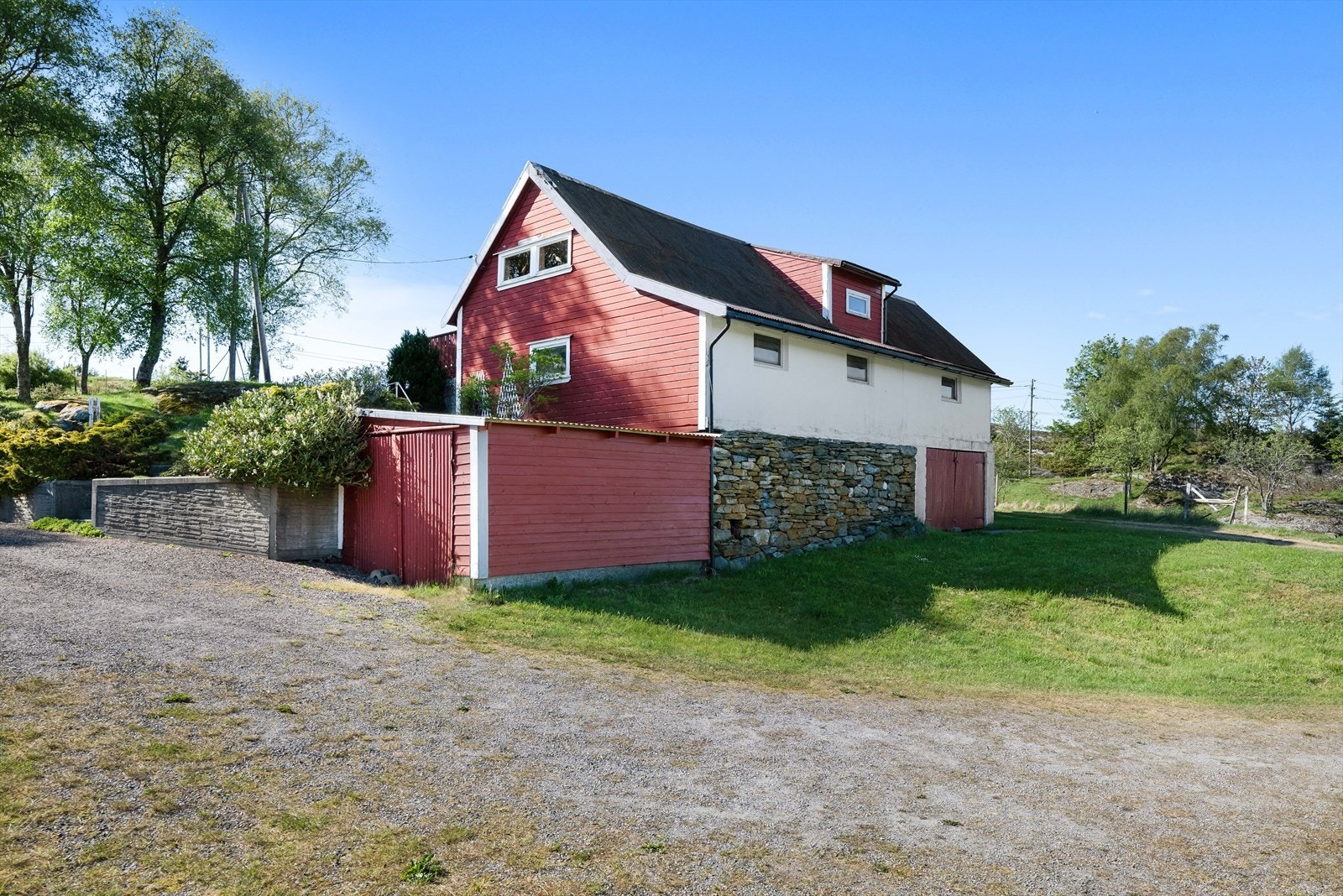 Plass for et utall biler på gårdsplassen. Galleribilde